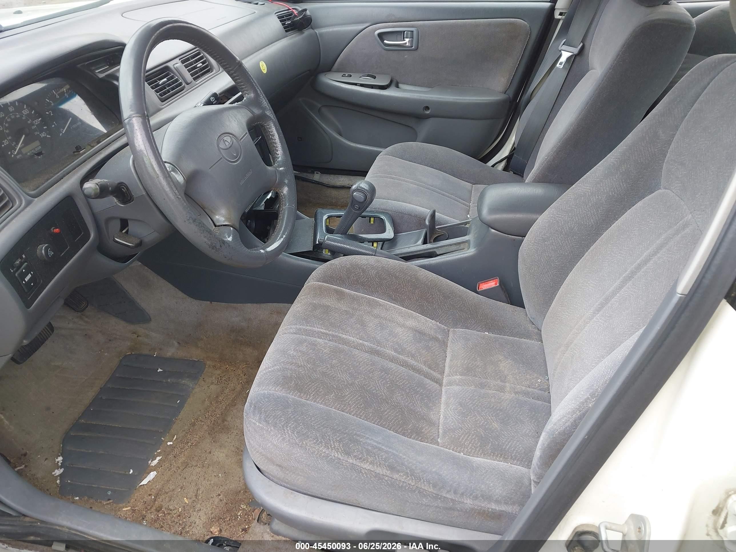 2001 Toyota Camry Le White vin: JT2BG22K910547308