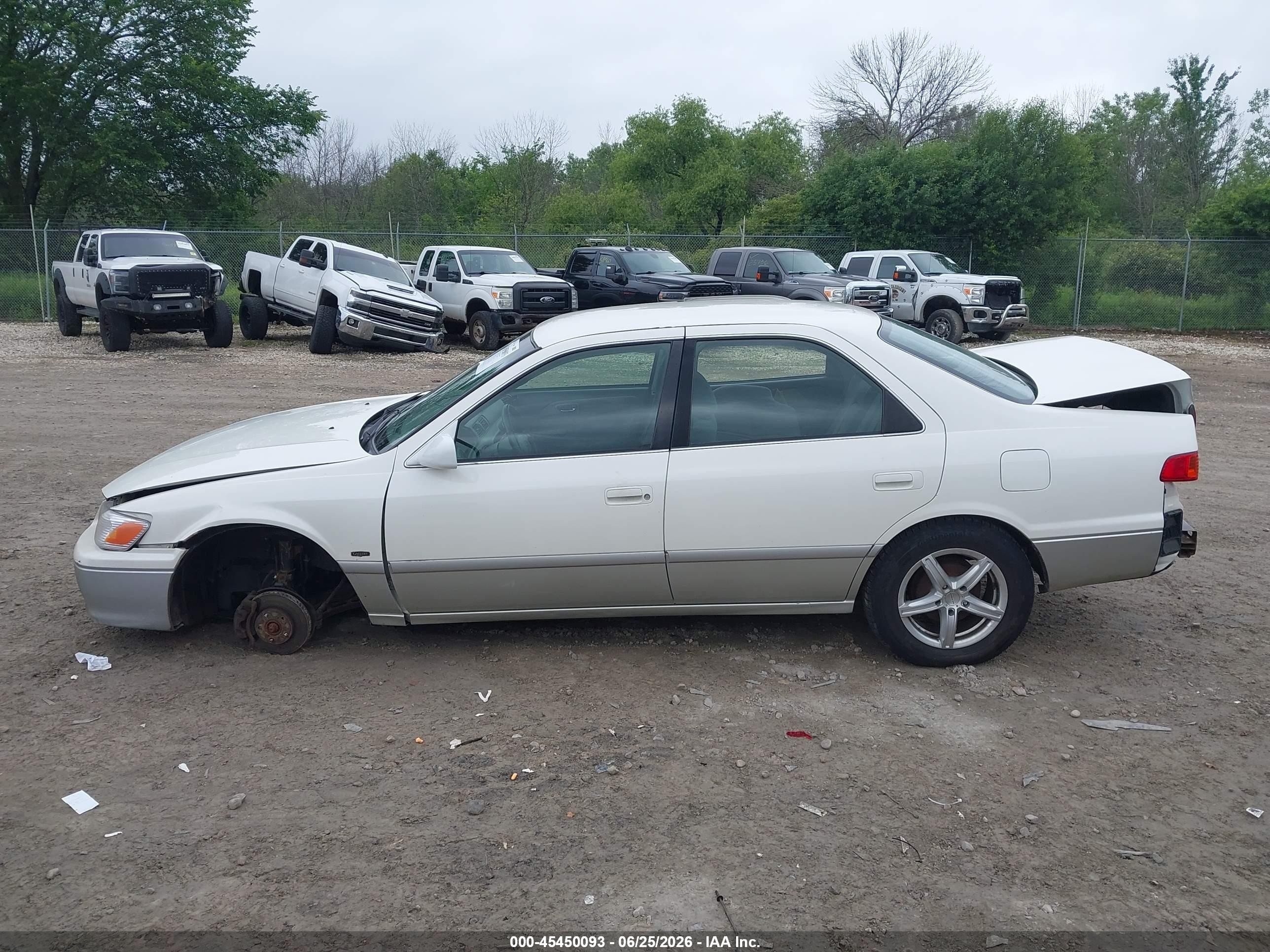 2001 Toyota Camry Le White vin: JT2BG22K910547308