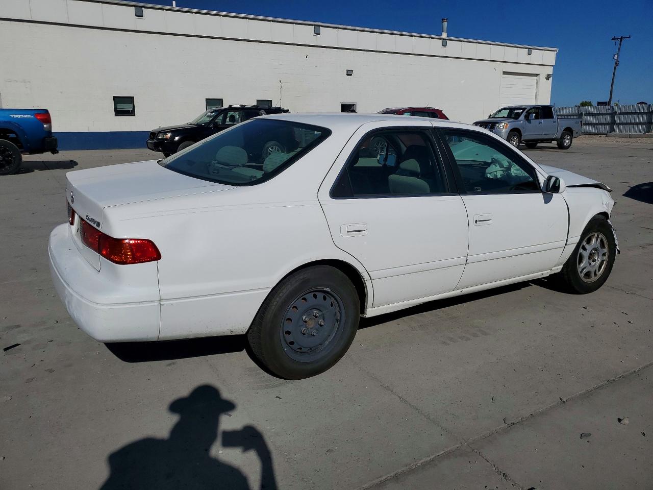 2001 Toyota Camry Le White vin: JT2BG22K910558454