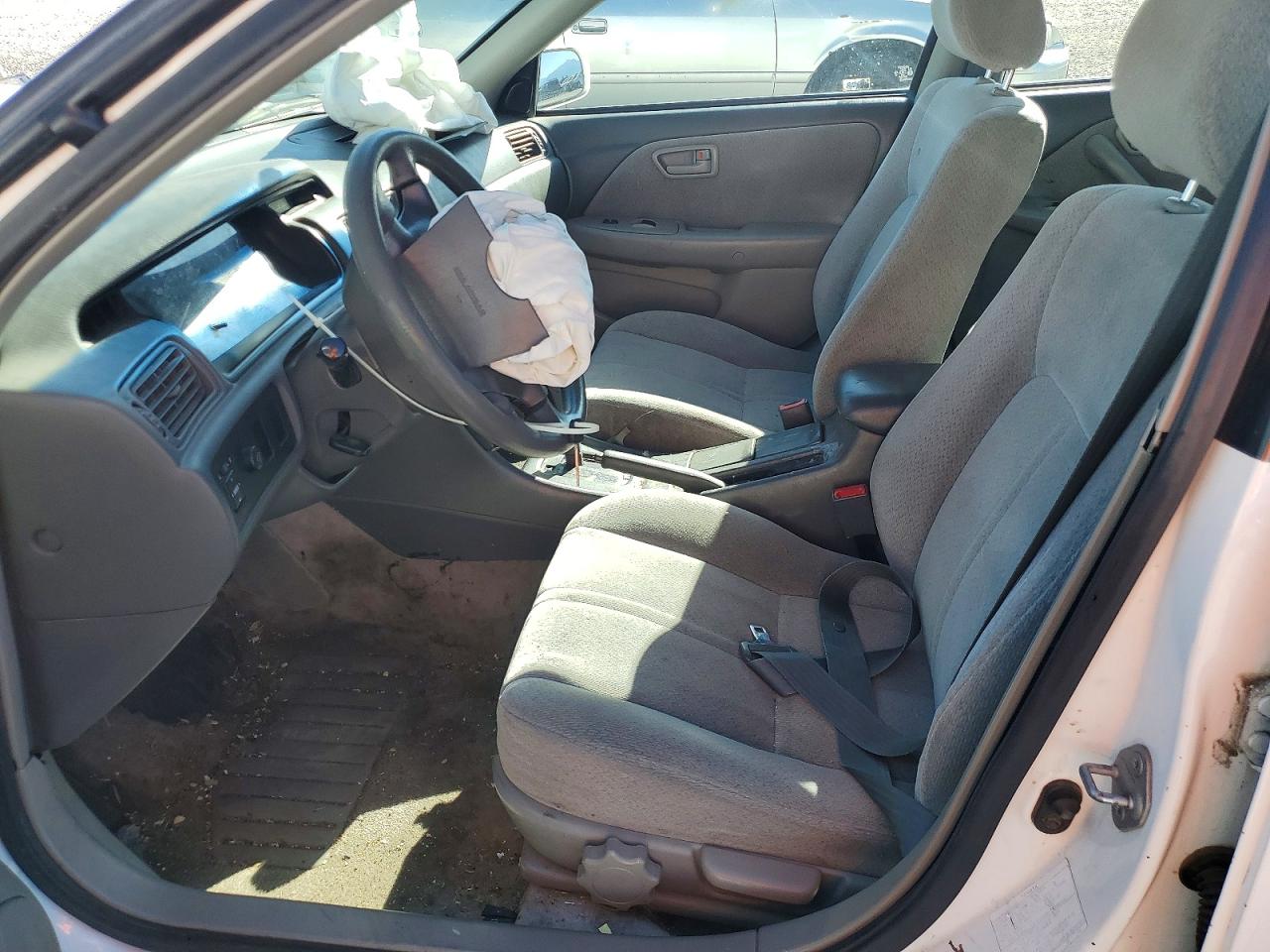 2001 Toyota Camry Le White vin: JT2BG22K910558454