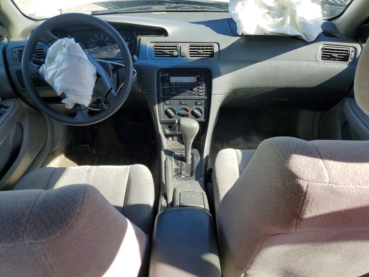 2001 Toyota Camry Le White vin: JT2BG22K910558454