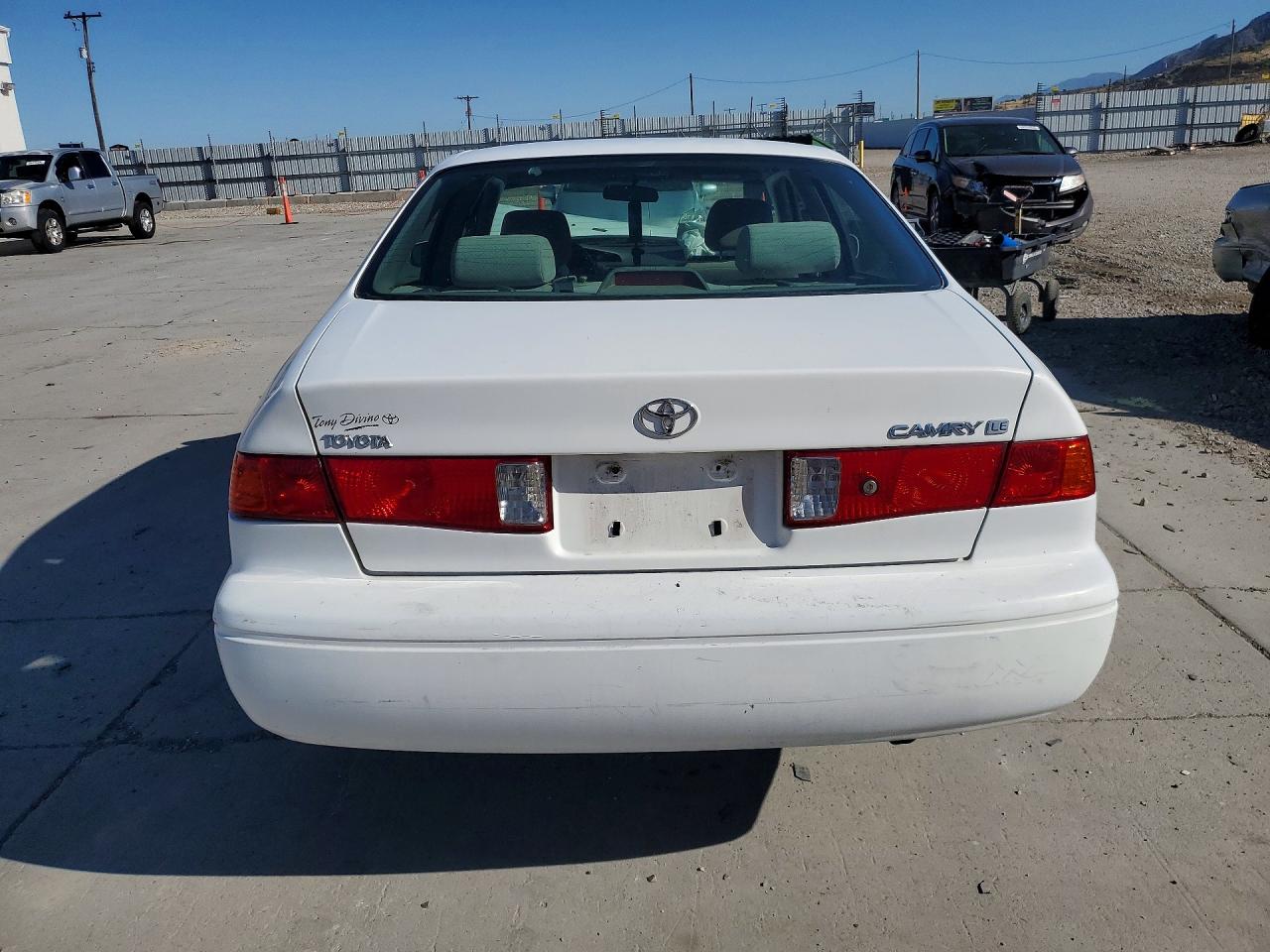 2001 Toyota Camry Le White vin: JT2BG22K910558454