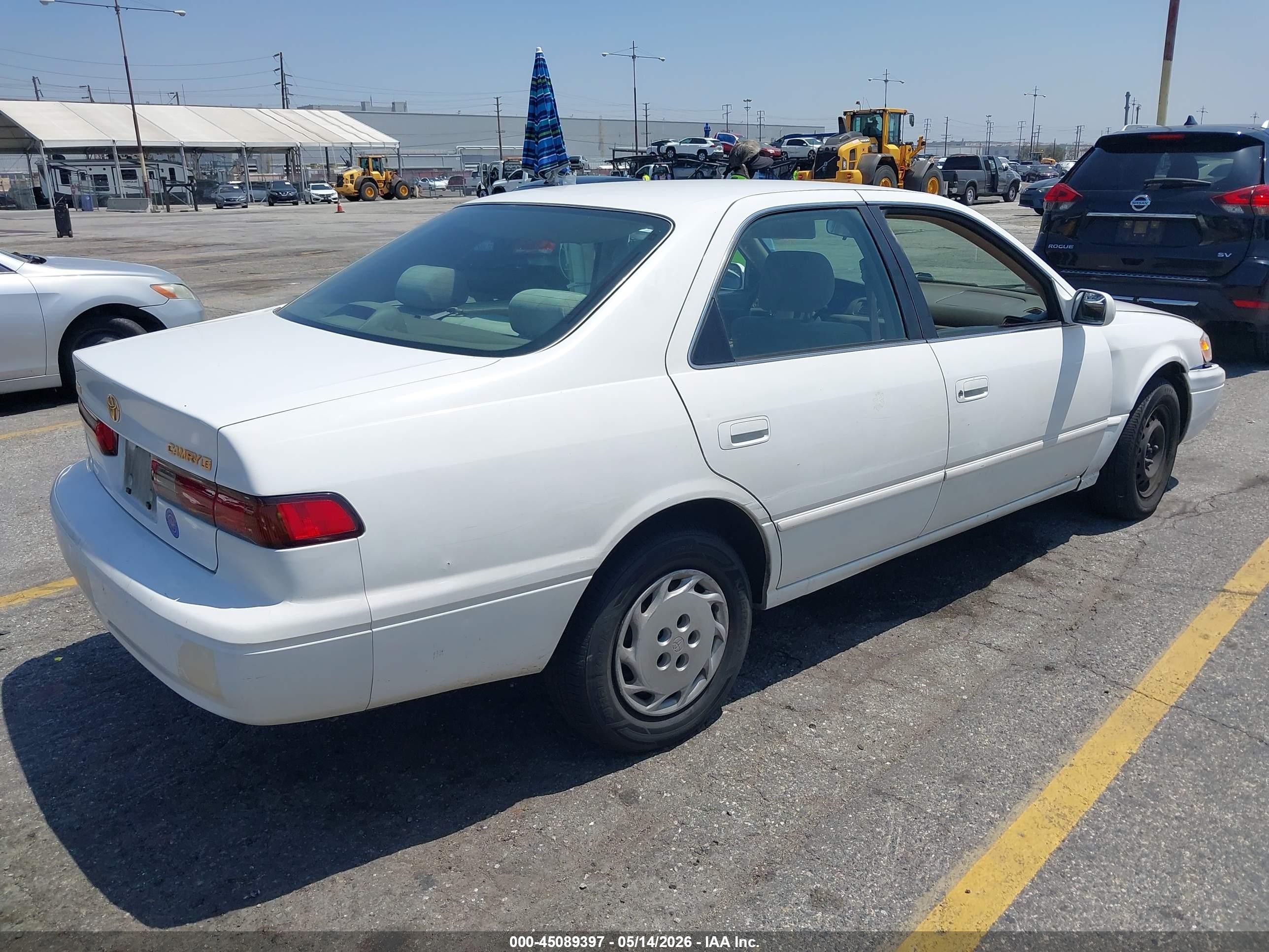 1997 Toyota Camry Le White vin: JT2BG22K9V0068845