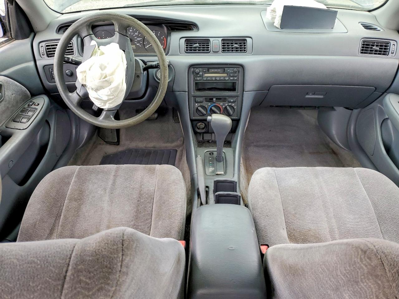 1998 Toyota Camry Le Blue vin: JT2BG22K9W0130858