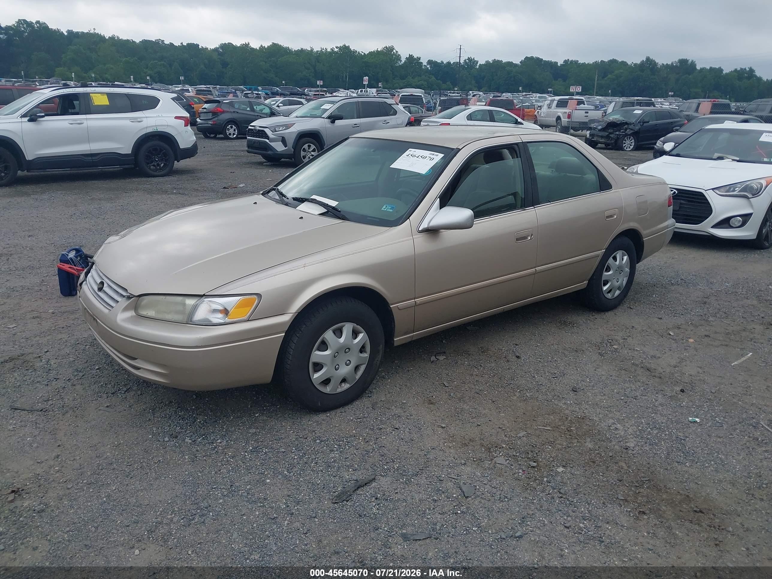 1999 Toyota Camry Le Gold vin: JT2BG22K9X0302288