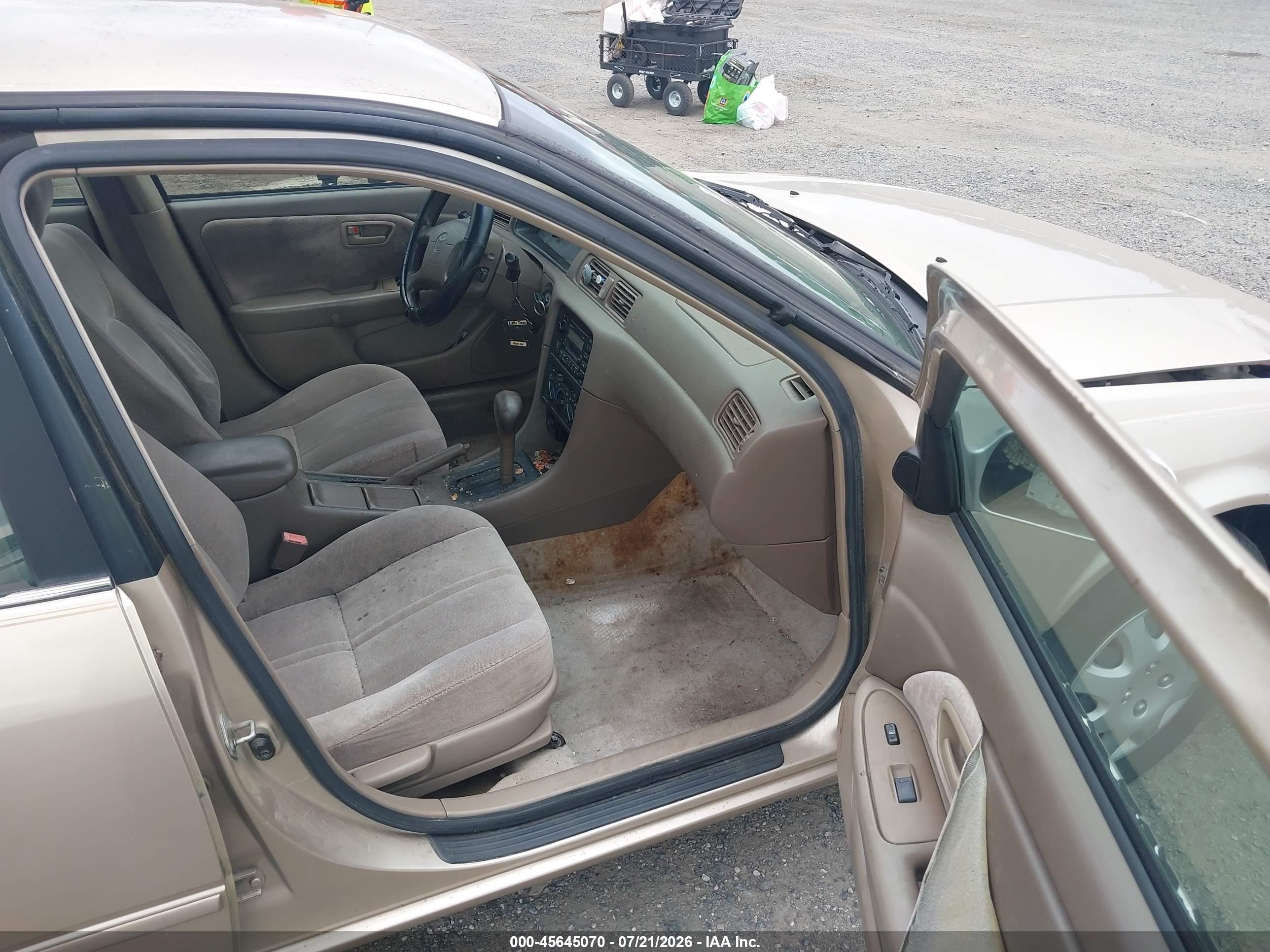 1999 Toyota Camry Le Gold vin: JT2BG22K9X0302288