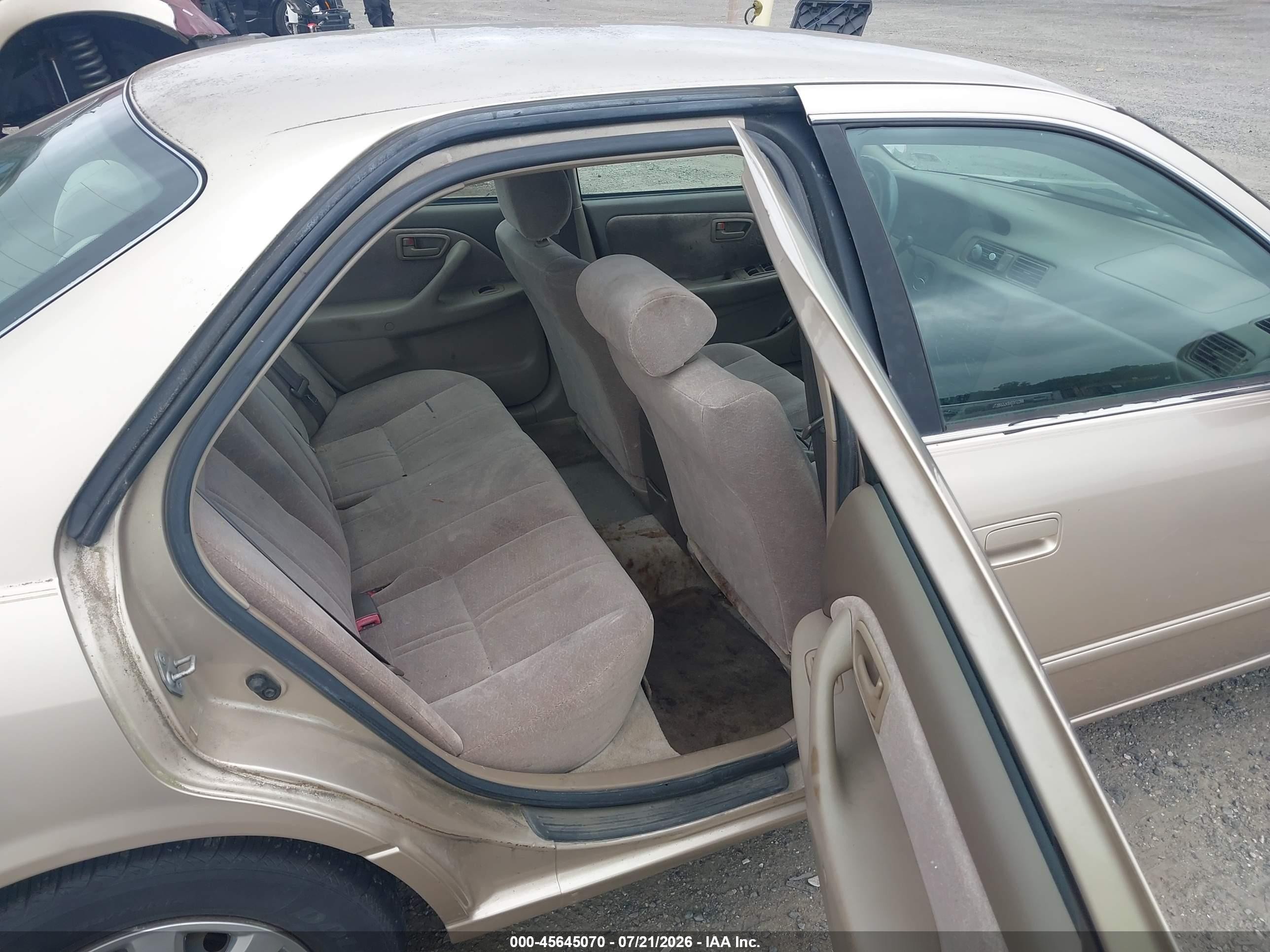 1999 Toyota Camry Le Gold vin: JT2BG22K9X0302288