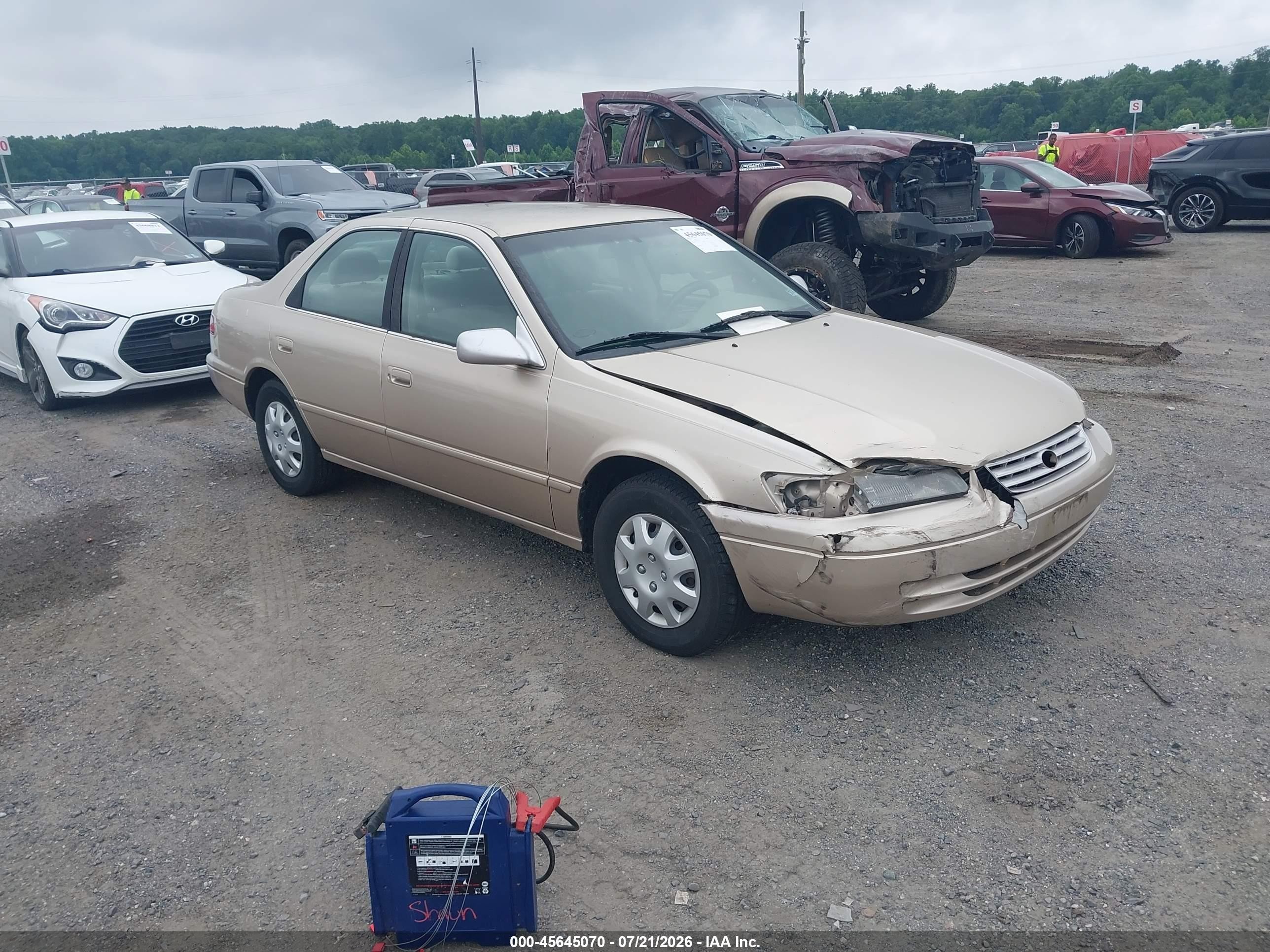 1999 Toyota Camry Le Gold vin: JT2BG22K9X0302288