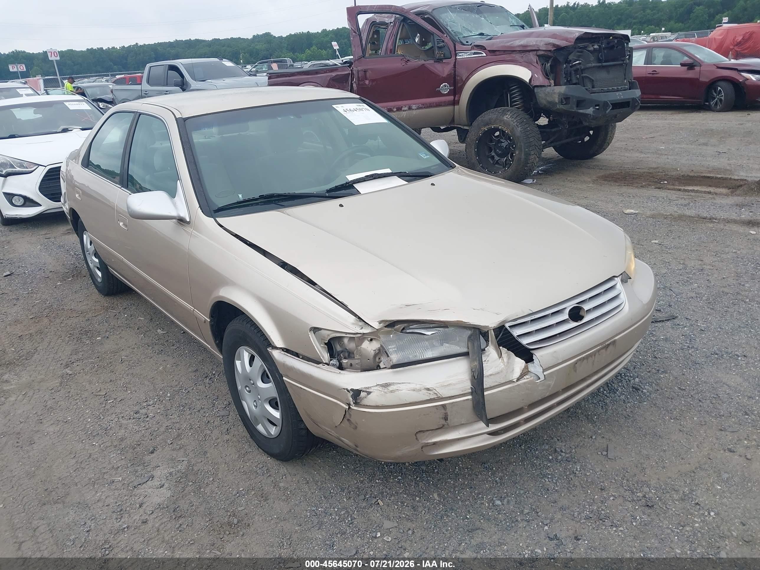 1999 Toyota Camry Le Gold vin: JT2BG22K9X0302288