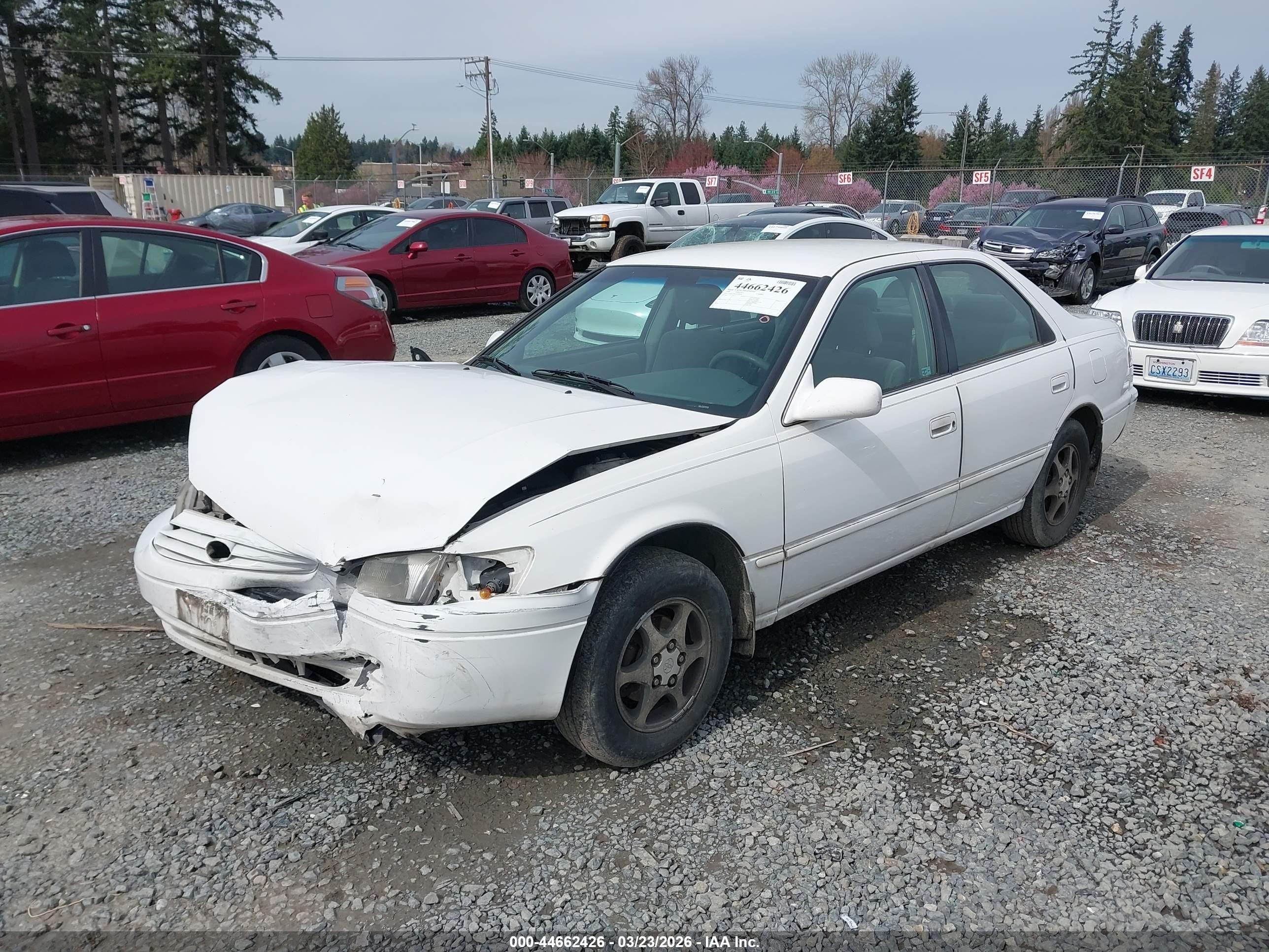 1999 Toyota Camry Le White vin: JT2BG22K9X0376990