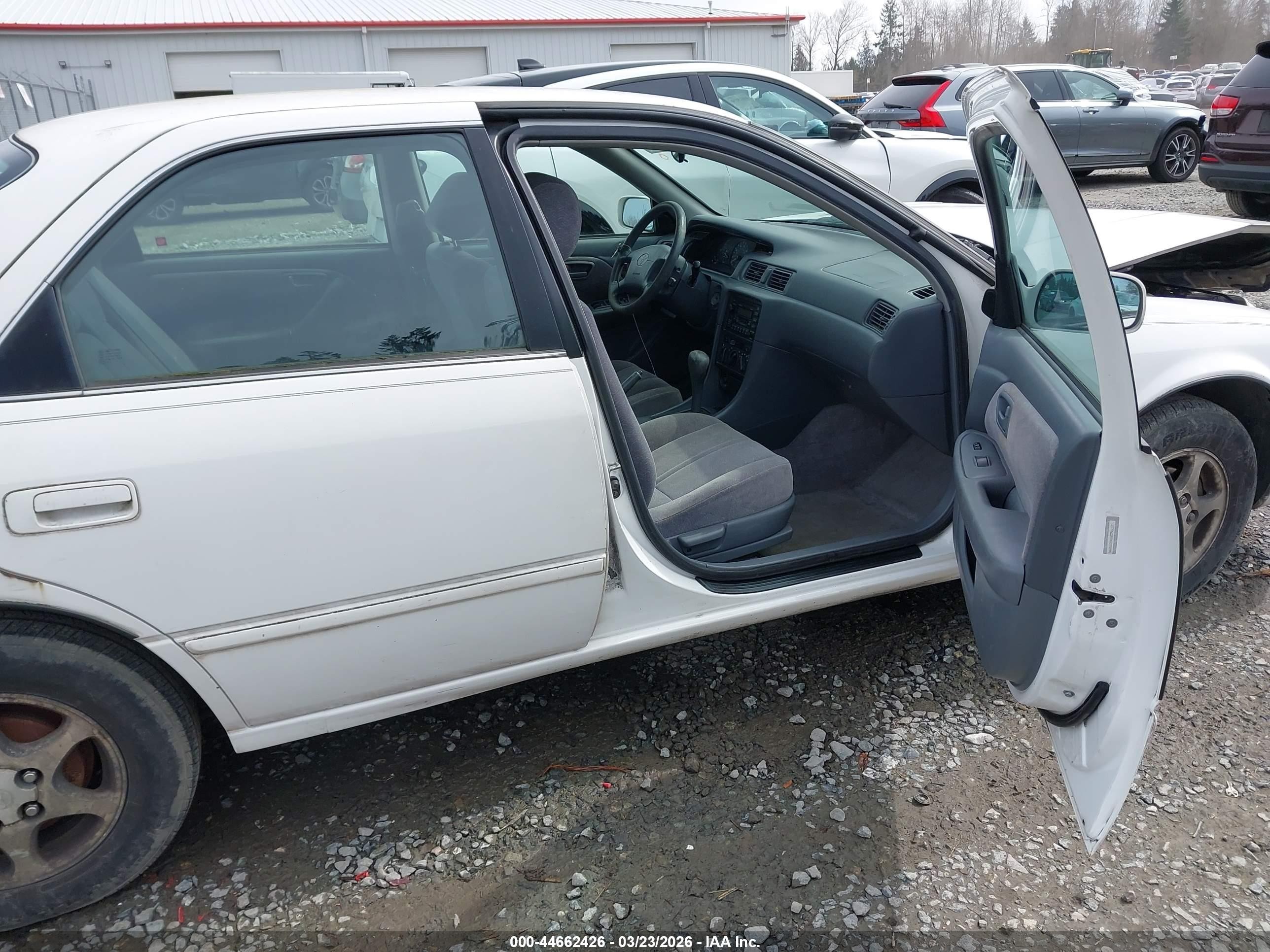 1999 Toyota Camry Le White vin: JT2BG22K9X0376990