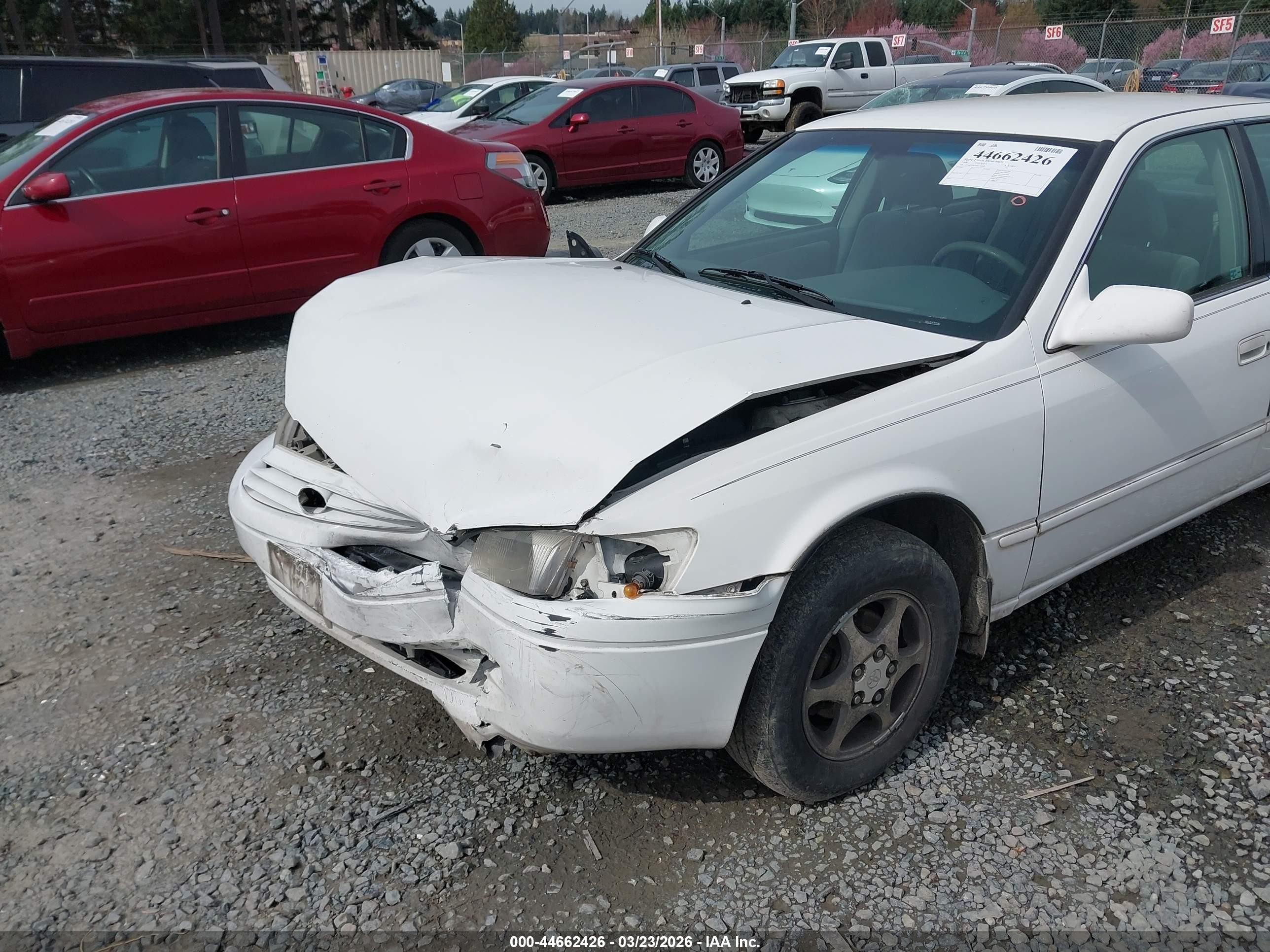 1999 Toyota Camry Le White vin: JT2BG22K9X0376990
