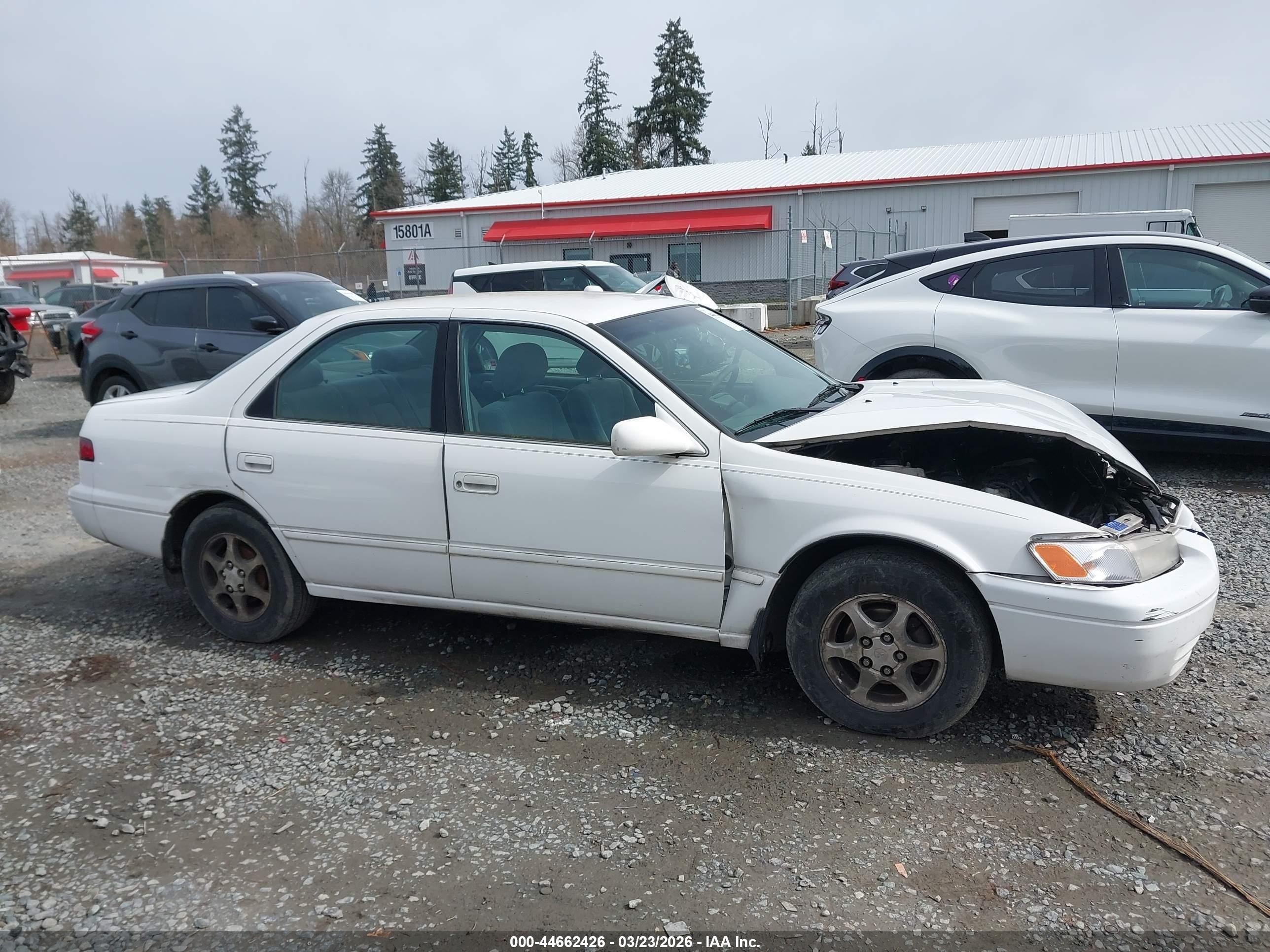 1999 Toyota Camry Le White vin: JT2BG22K9X0376990