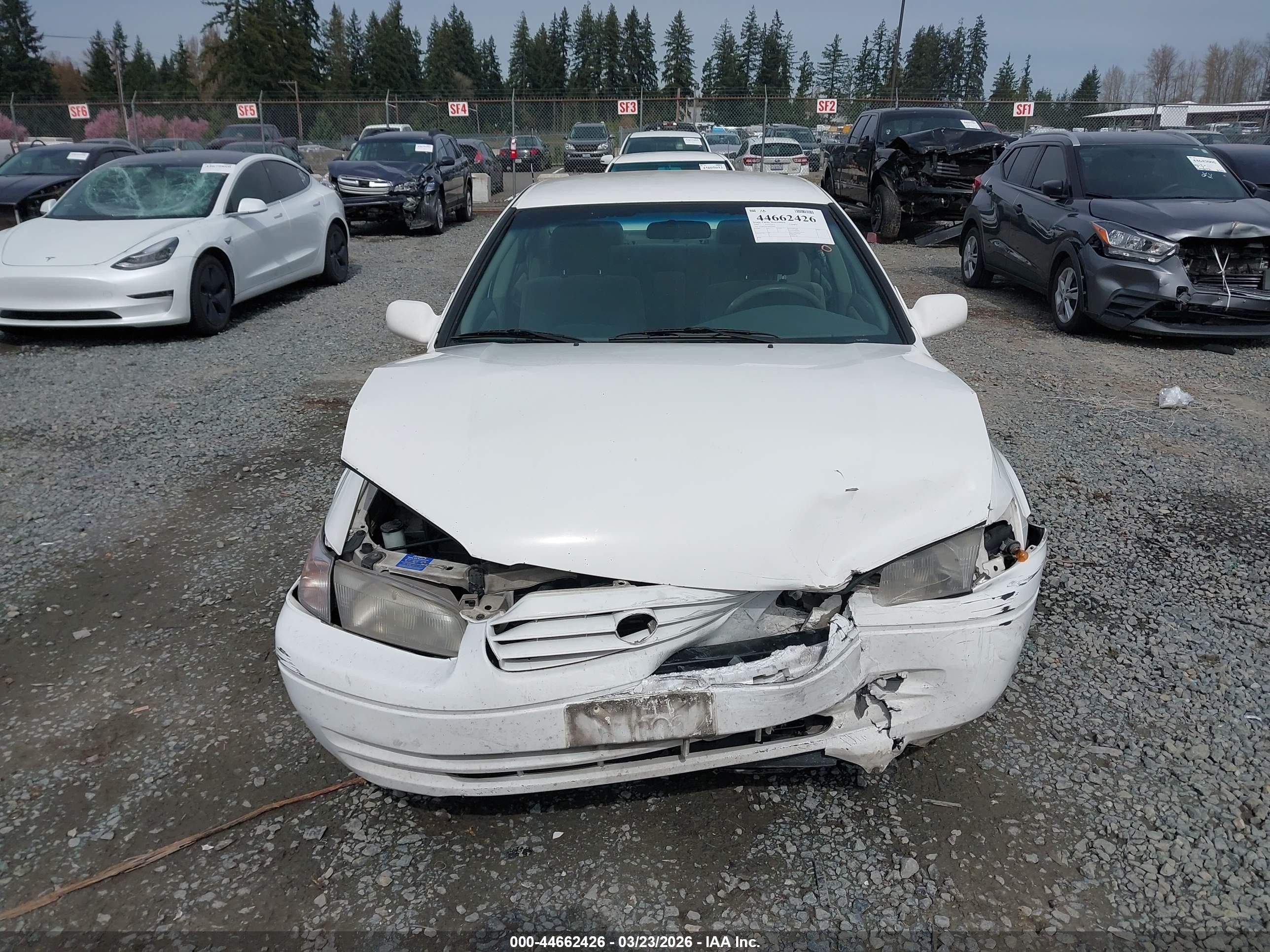 1999 Toyota Camry Le White vin: JT2BG22K9X0376990