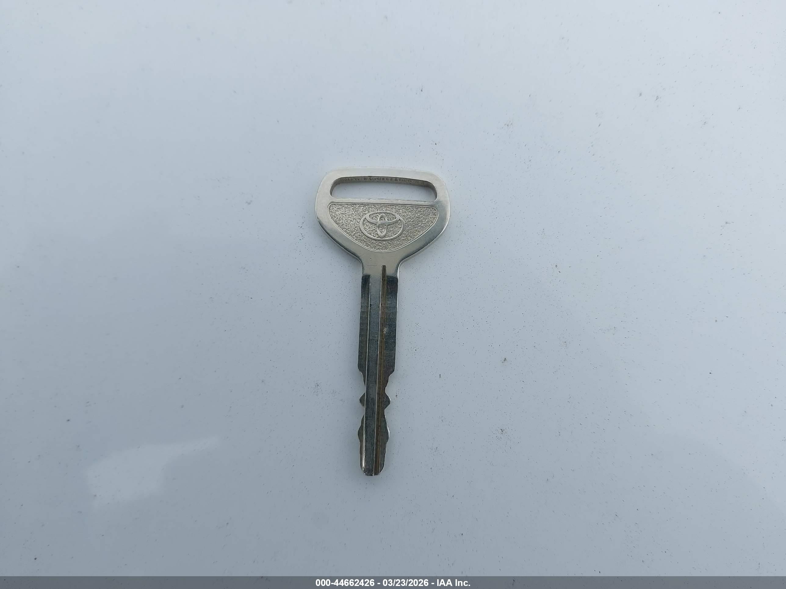 1999 Toyota Camry Le White vin: JT2BG22K9X0376990