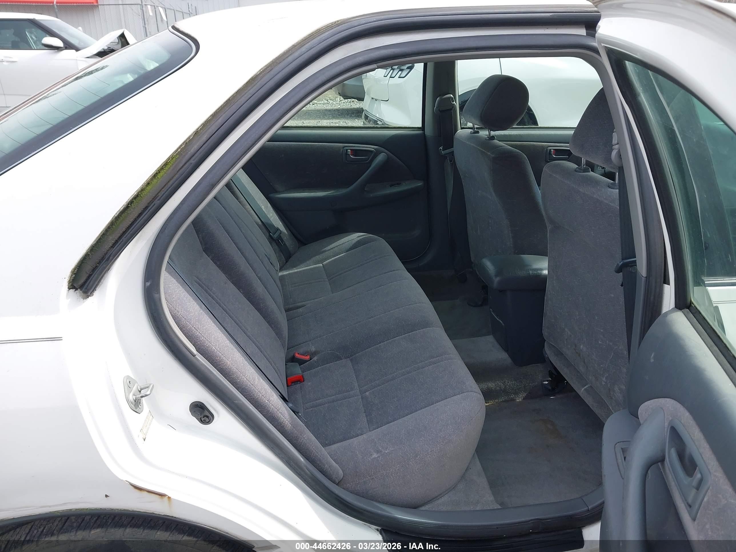 1999 Toyota Camry Le White vin: JT2BG22K9X0376990