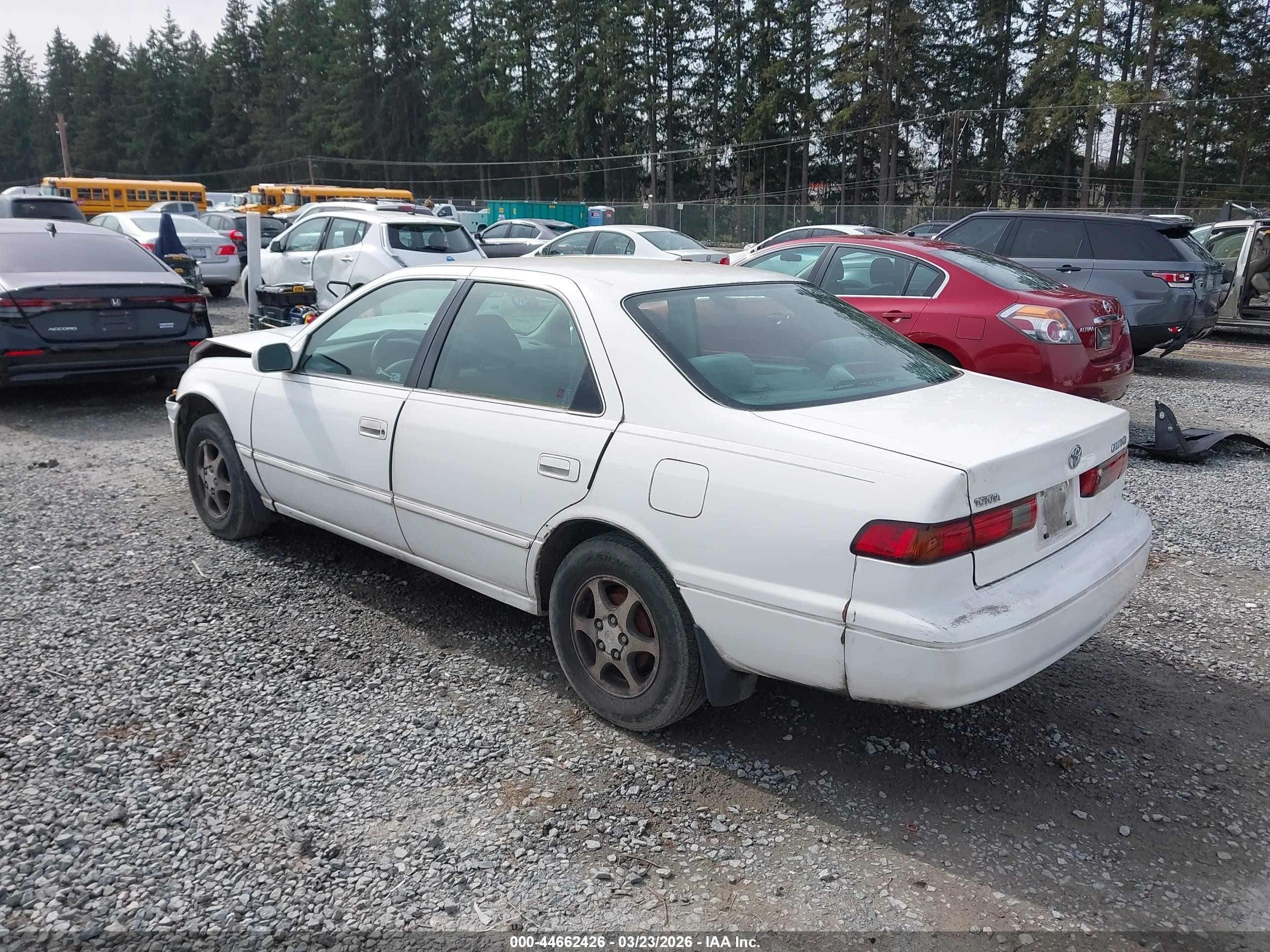 1999 Toyota Camry Le White vin: JT2BG22K9X0376990