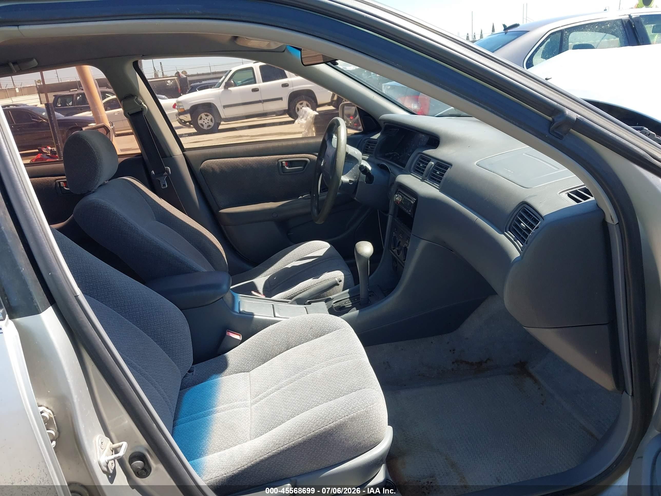 2000 Toyota Camry Le Silver vin: JT2BG22K9Y0383309