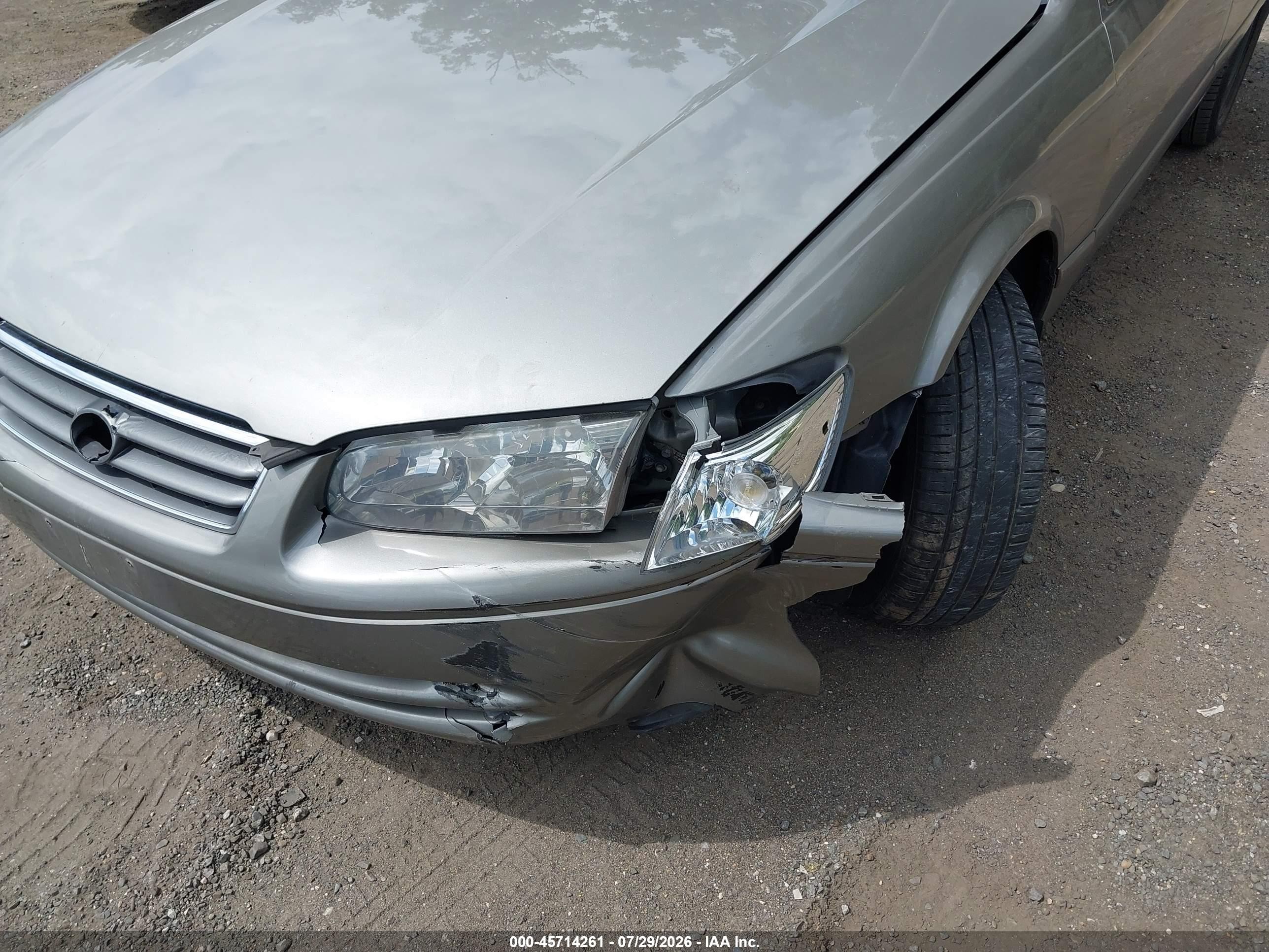 2000 Toyota Camry Le Серебряный vin: JT2BG22K9Y0448157