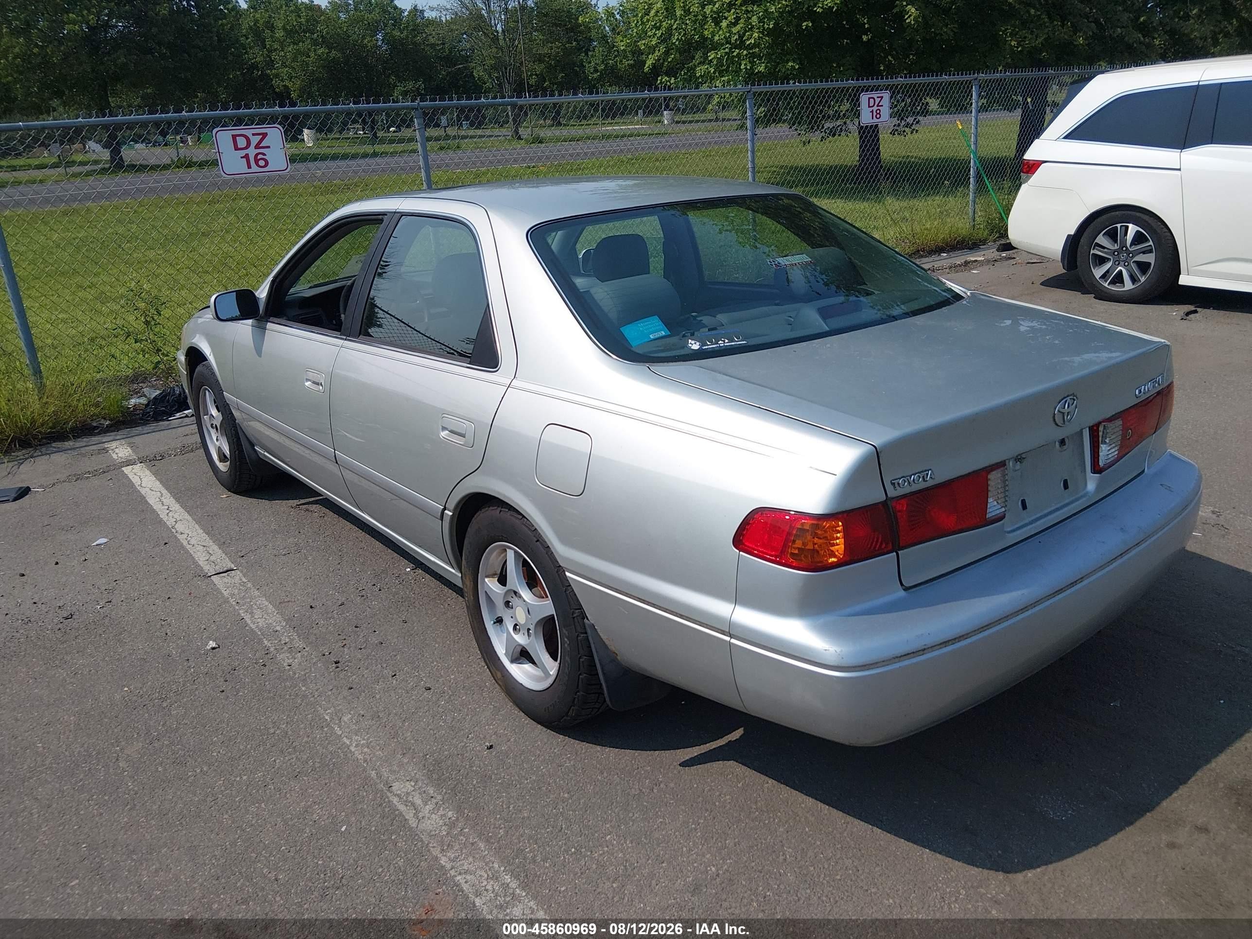2000 Toyota Camry Le Silver vin: JT2BG22K9Y0449308
