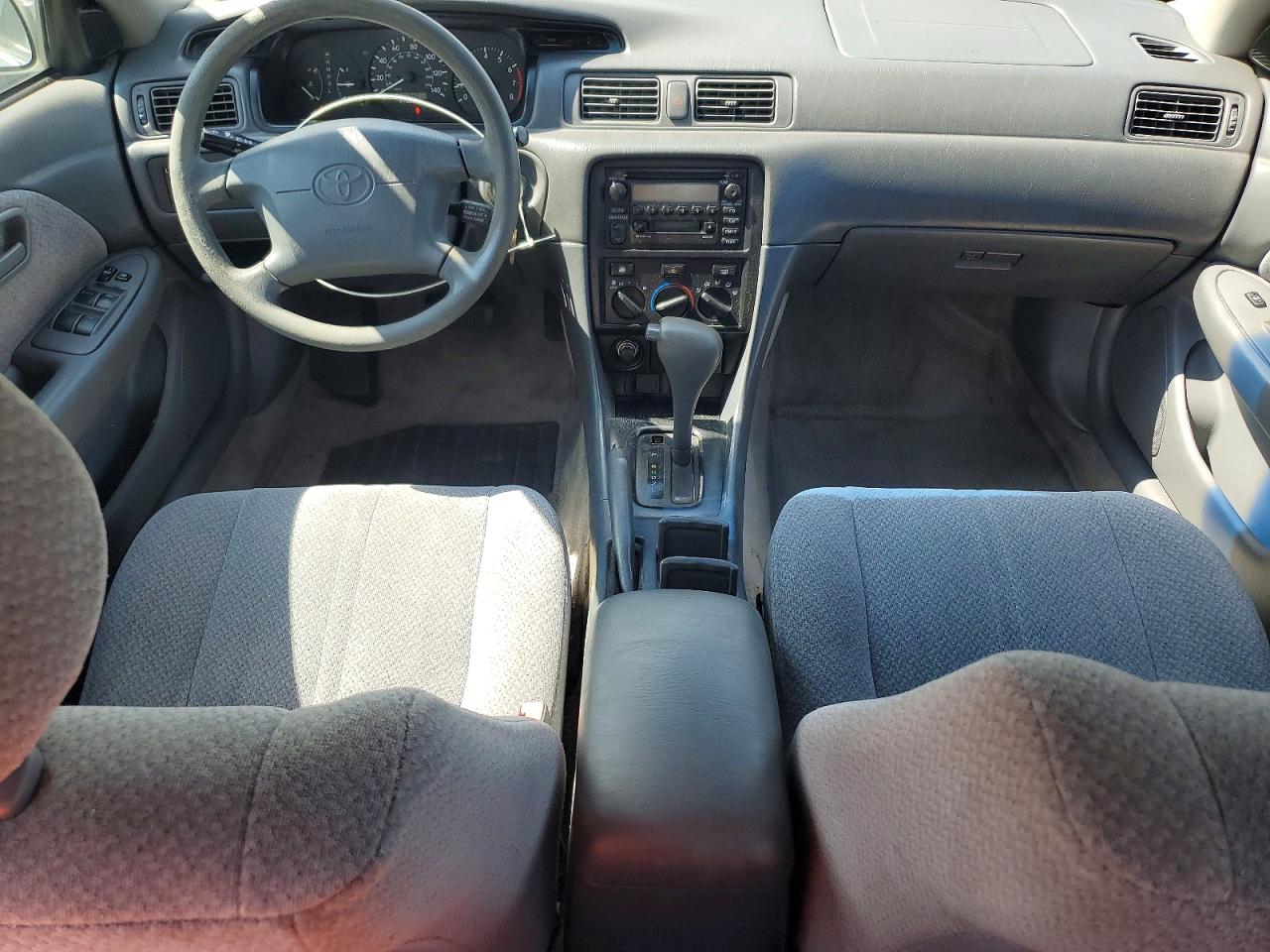 2001 Toyota Camry Le Серый vin: JT2BG22KX10546281