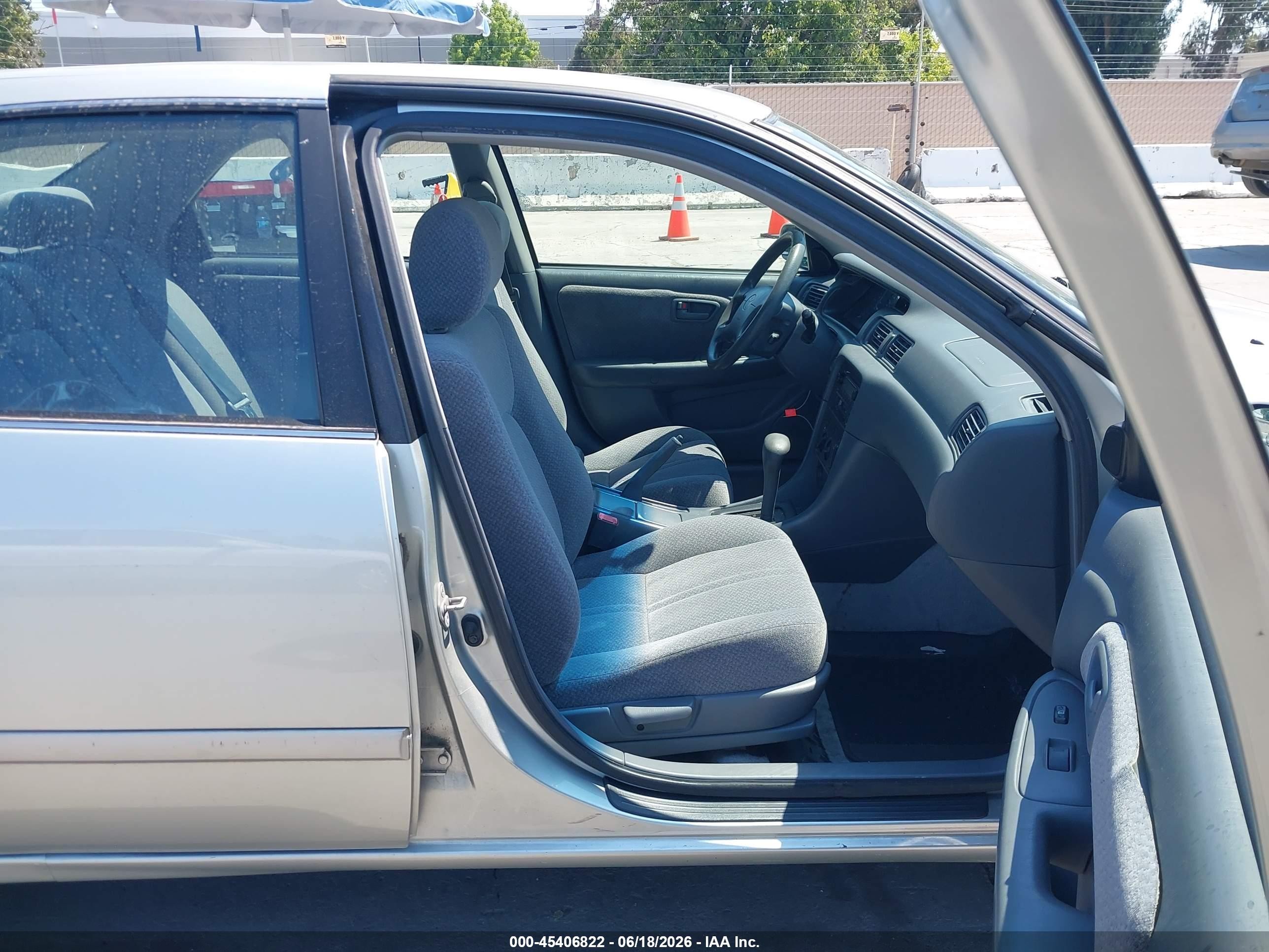 2001 Toyota Camry Le Silver vin: JT2BG22KX10550279