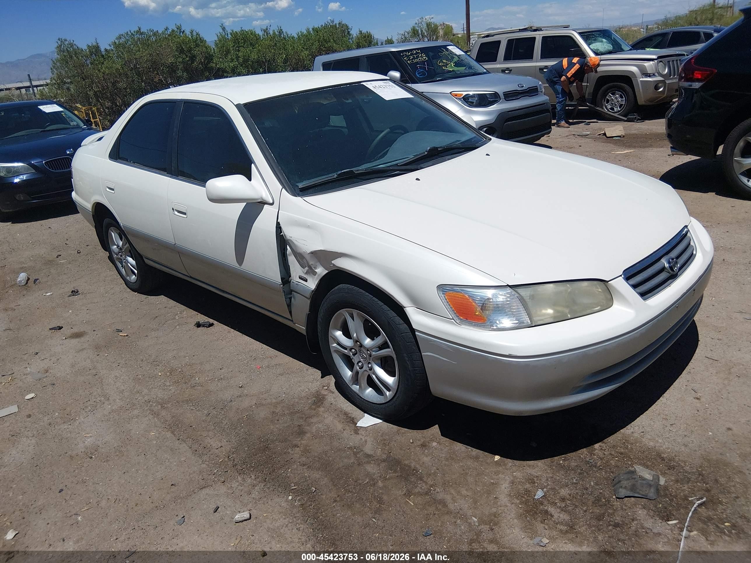 2001 Toyota Camry Le White vin: JT2BG22KX10553988