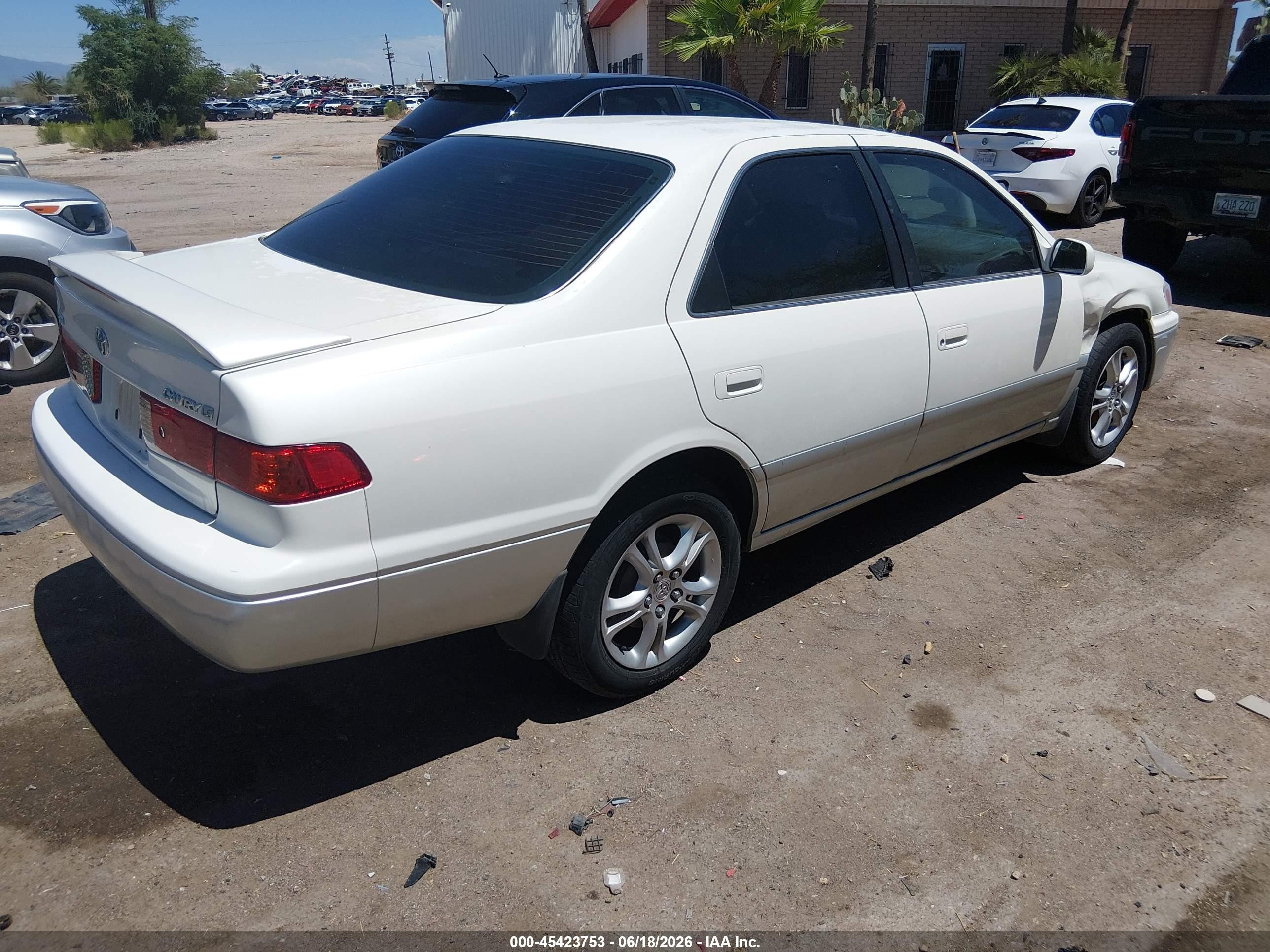 2001 Toyota Camry Le White vin: JT2BG22KX10553988