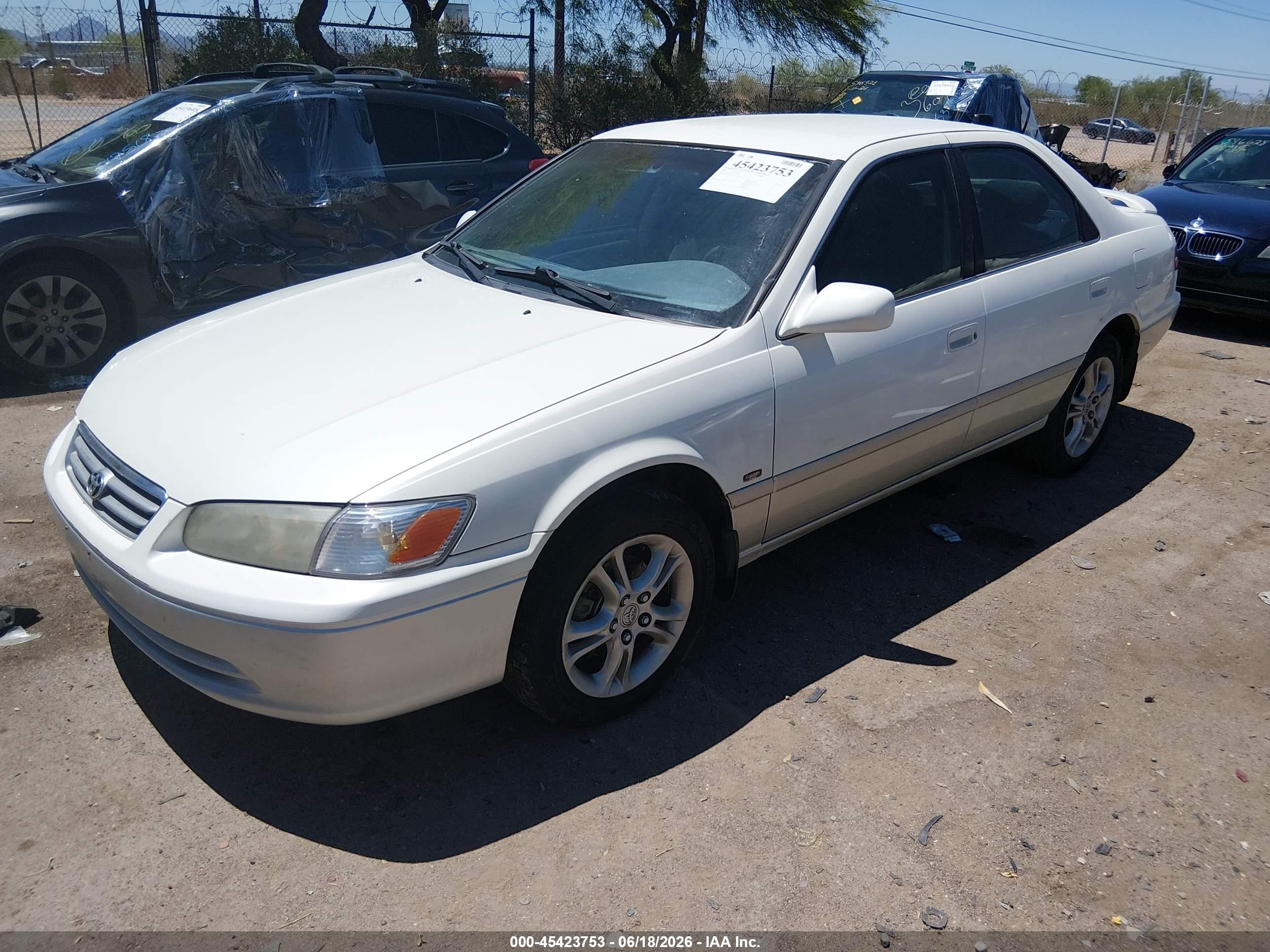 2001 Toyota Camry Le White vin: JT2BG22KX10553988