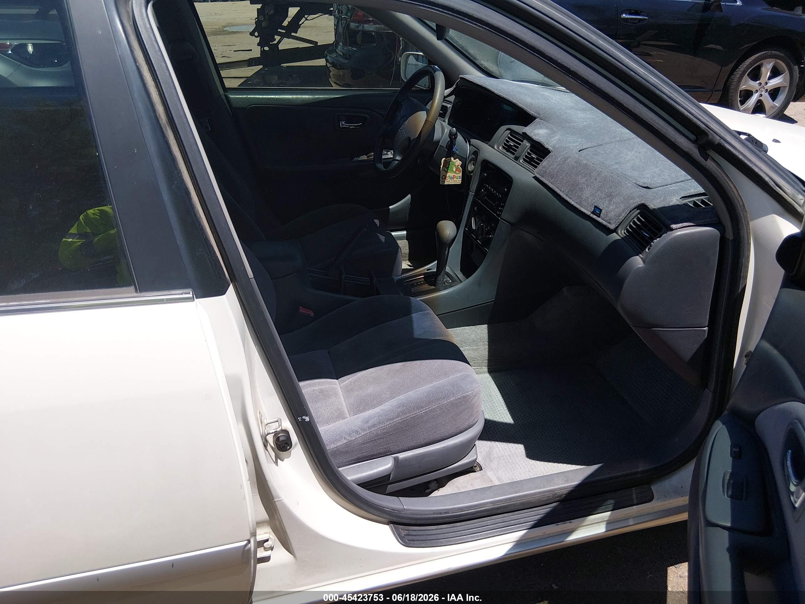 2001 Toyota Camry Le White vin: JT2BG22KX10553988