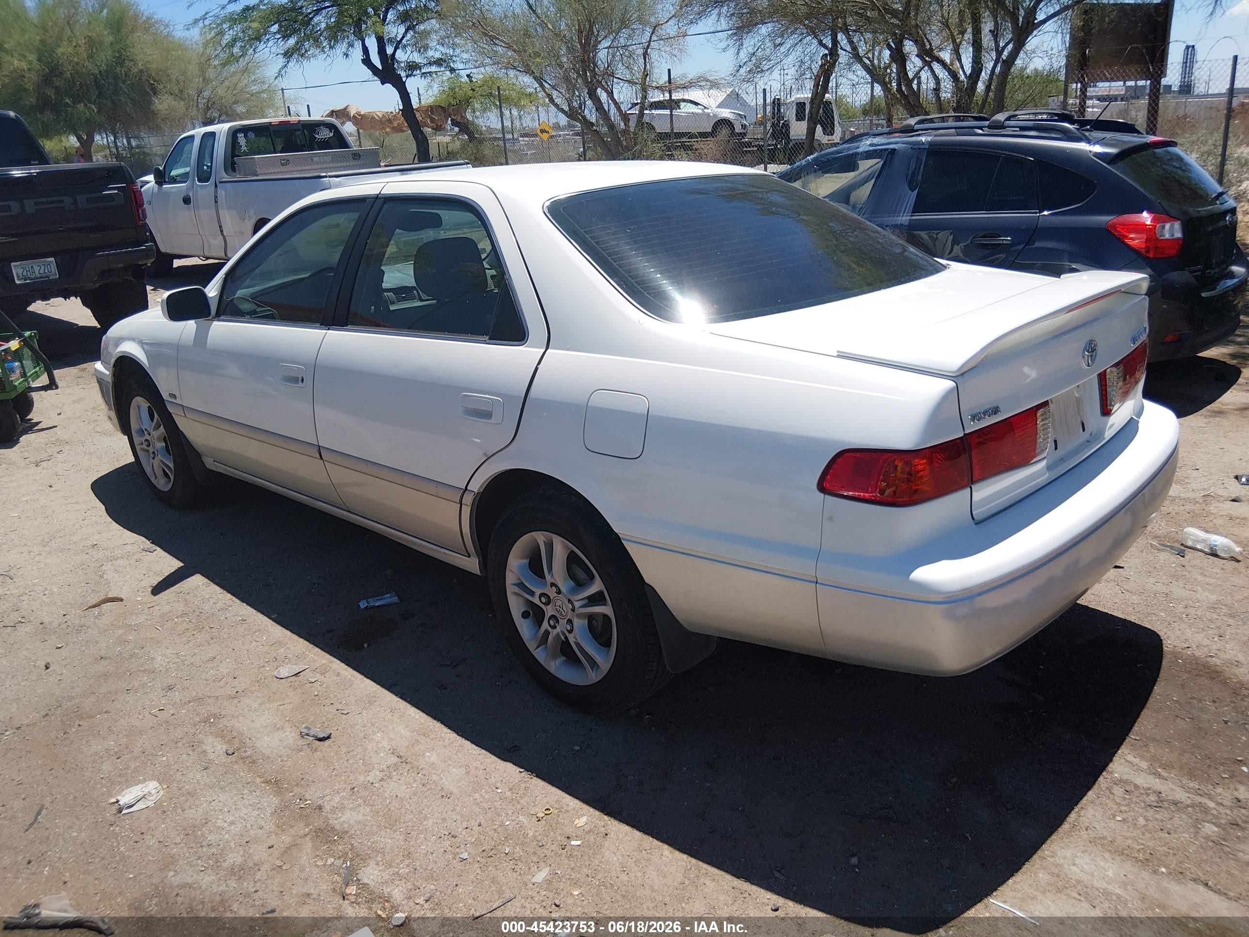 2001 Toyota Camry Le White vin: JT2BG22KX10553988