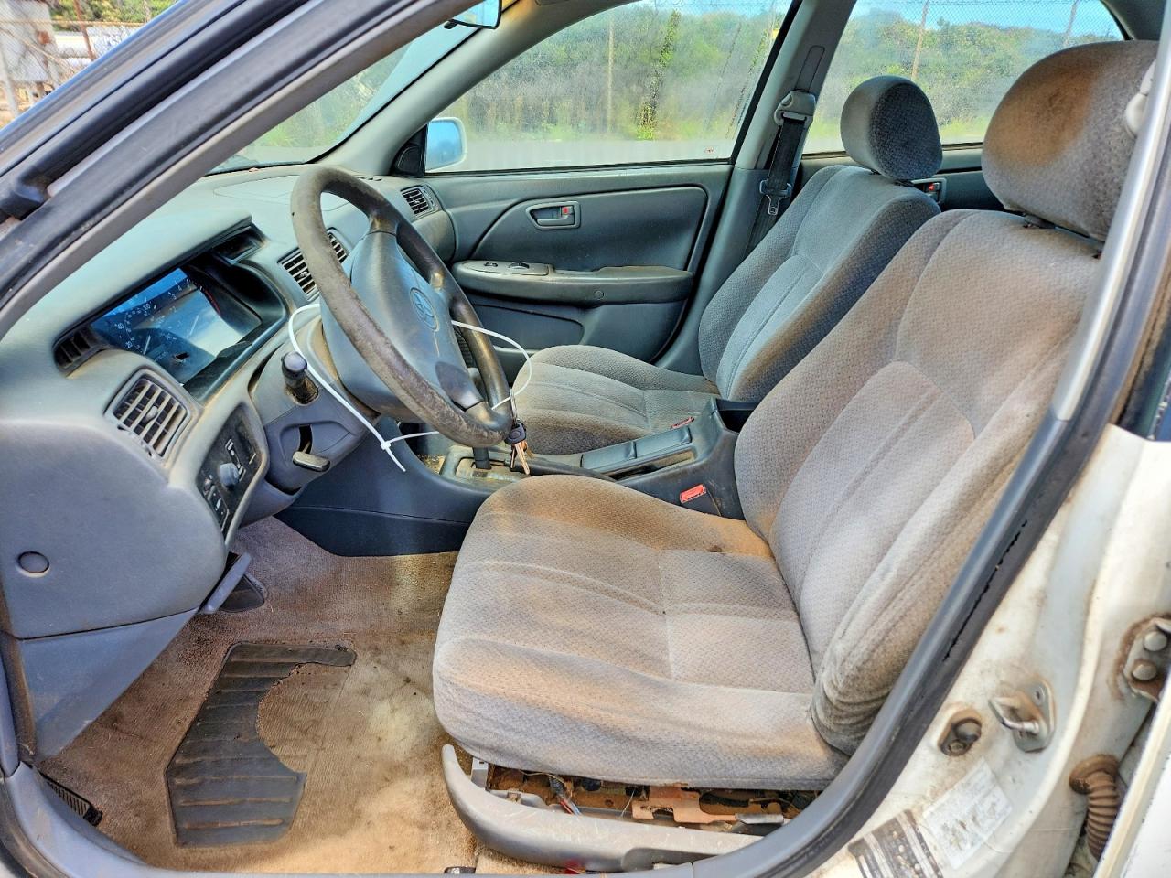 2001 Toyota Camry Ce White vin: JT2BG22KX10578440