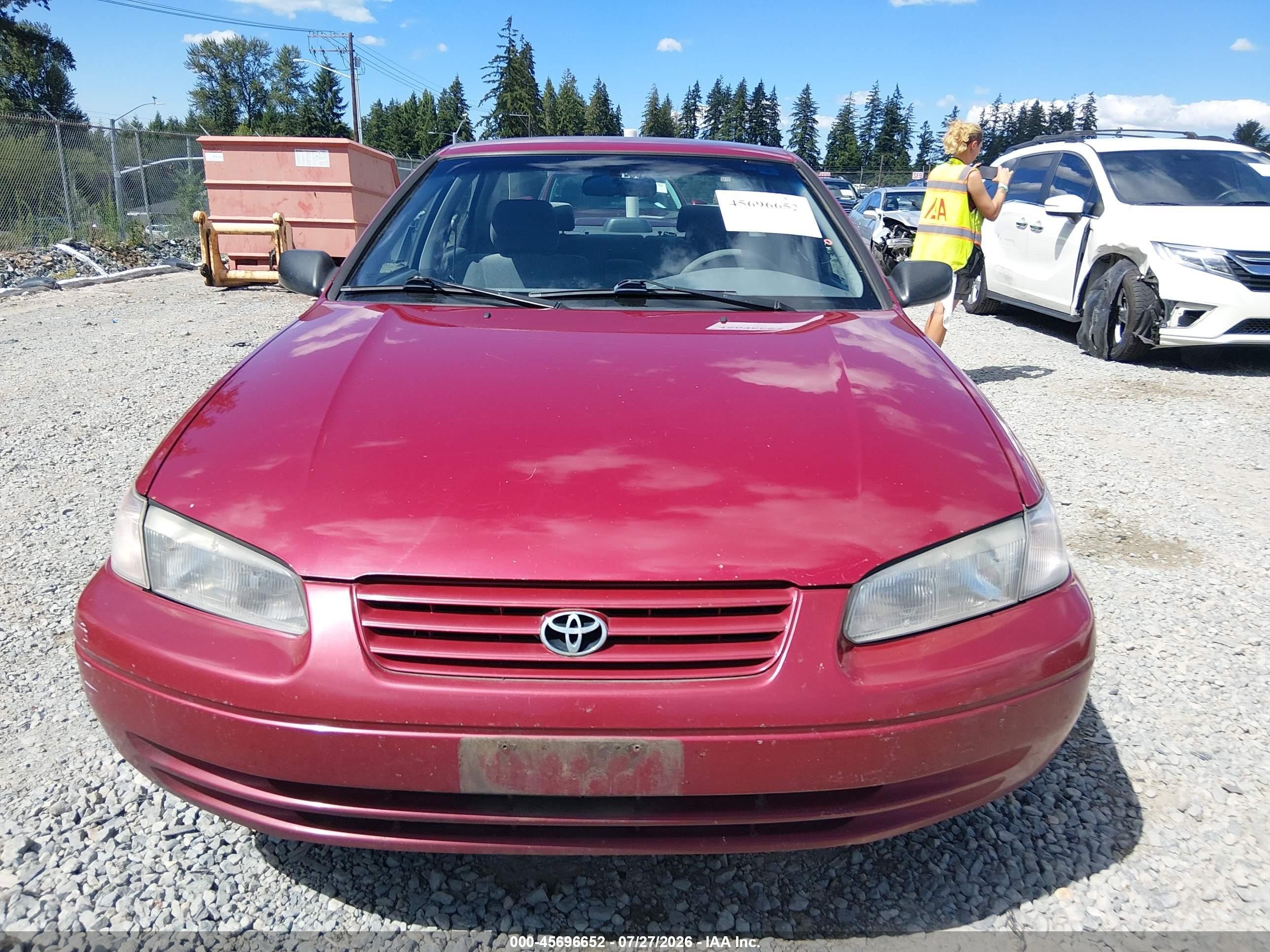 1997 Toyota Camry Le Maroon vin: JT2BG22KXV0057675