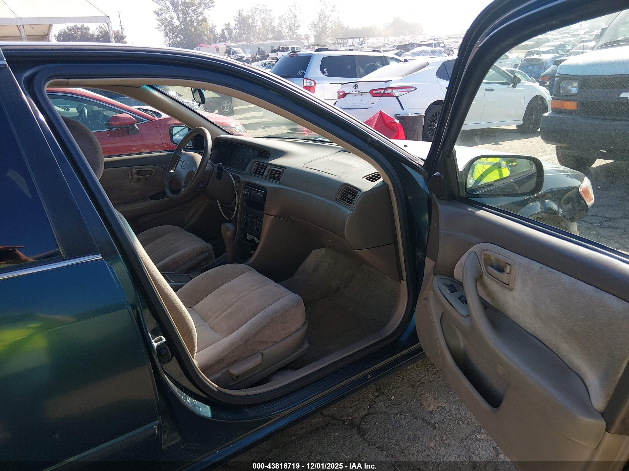 1997 Toyota Camry Le Green vin: JT2BG22KXV0066604