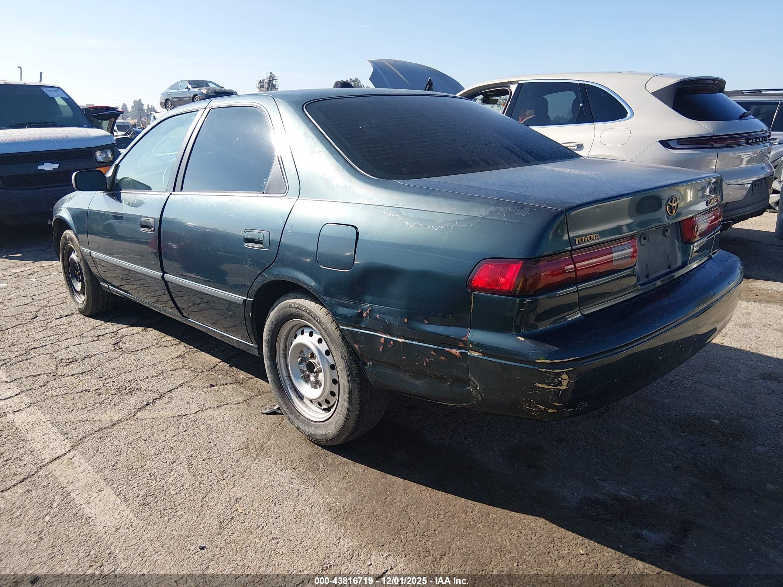1997 Toyota Camry Le Green vin: JT2BG22KXV0066604