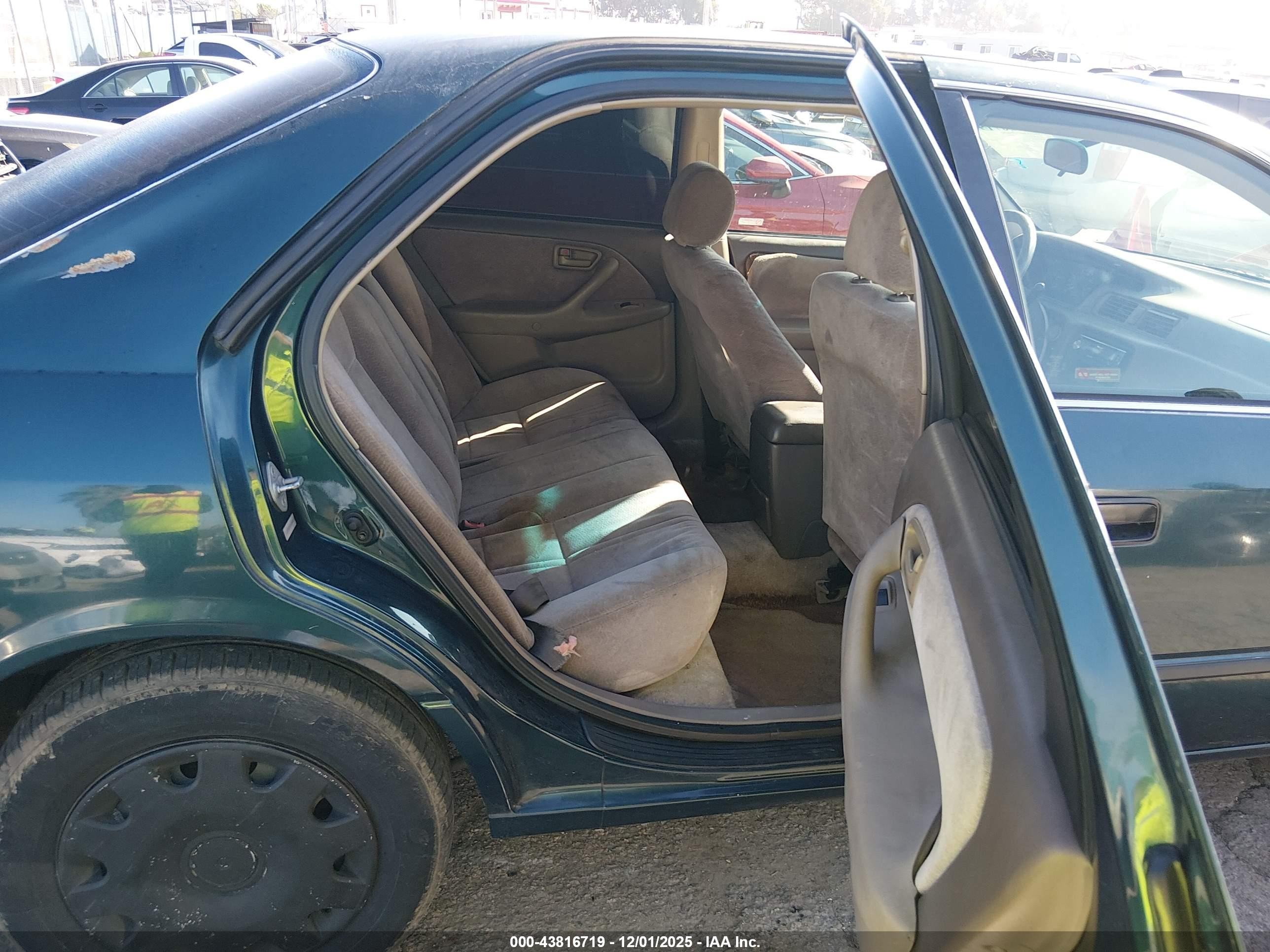 1997 Toyota Camry Le Green vin: JT2BG22KXV0066604