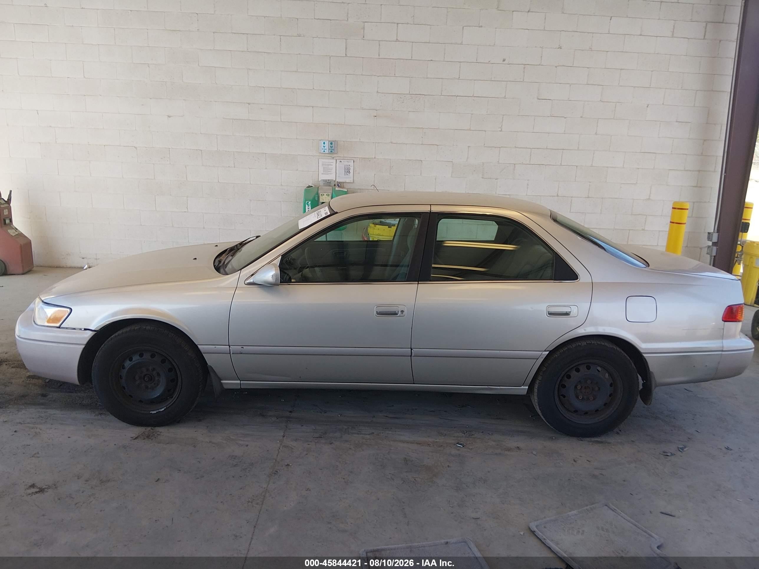 2000 Toyota Camry Le Золотой vin: JT2BG22KXY0429715