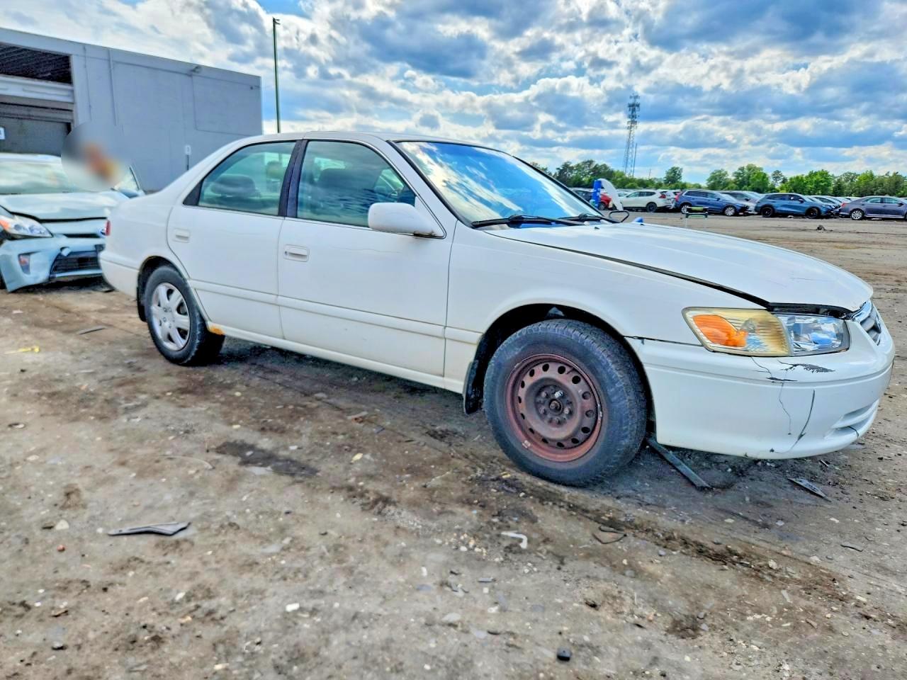 2001 Toyota Camry Le Белый vin: JT2BG28K010601635
