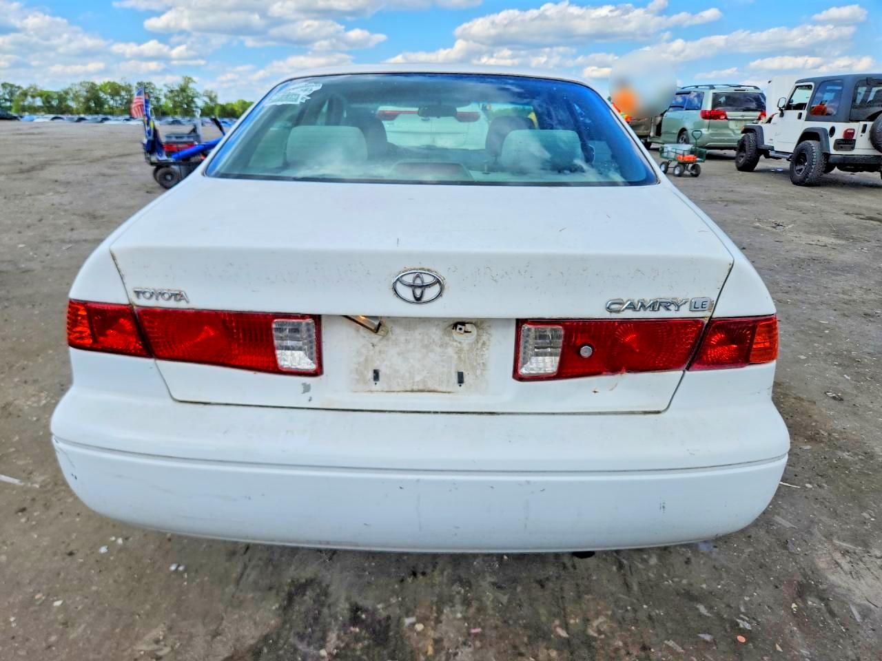 2001 Toyota Camry Le Белый vin: JT2BG28K010601635