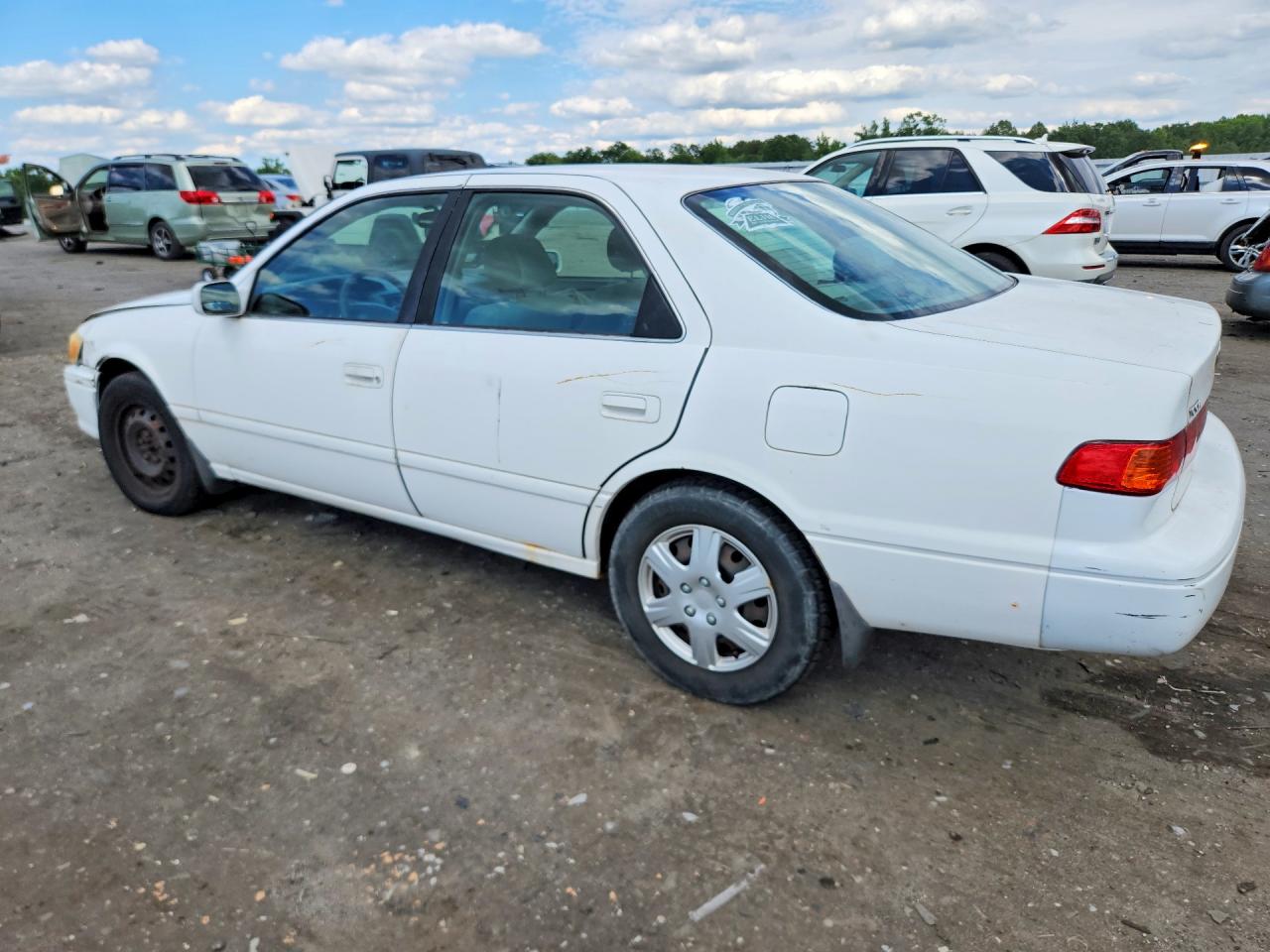 2001 Toyota Camry Le Белый vin: JT2BG28K010601635
