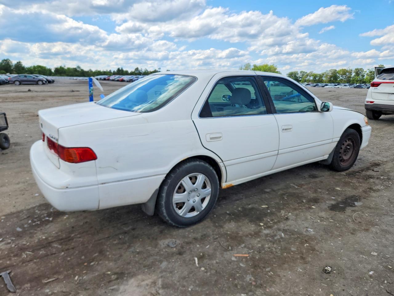 2001 Toyota Camry Le Белый vin: JT2BG28K010601635