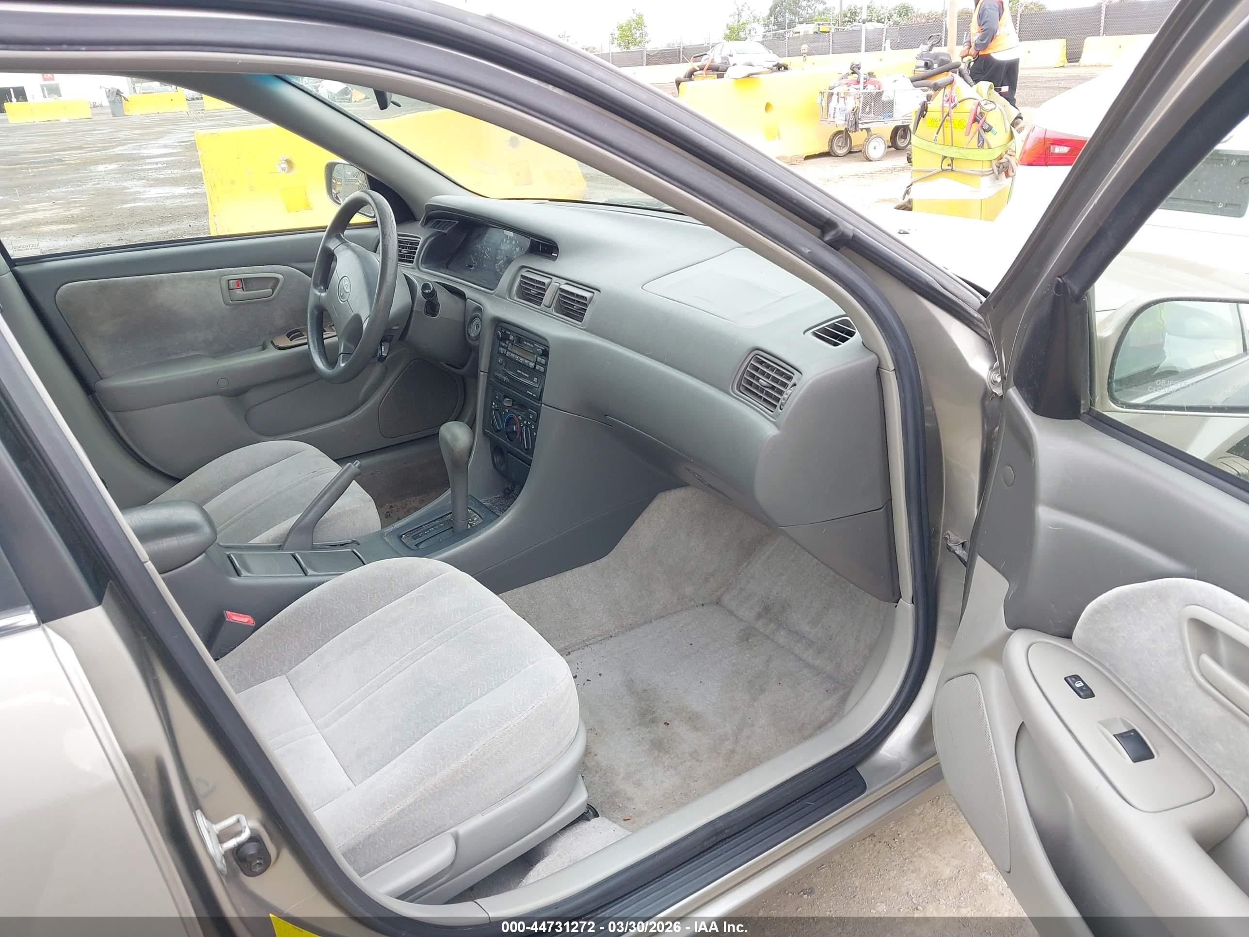 1998 Toyota Camry Le Beige vin: JT2BG28K0W0199882