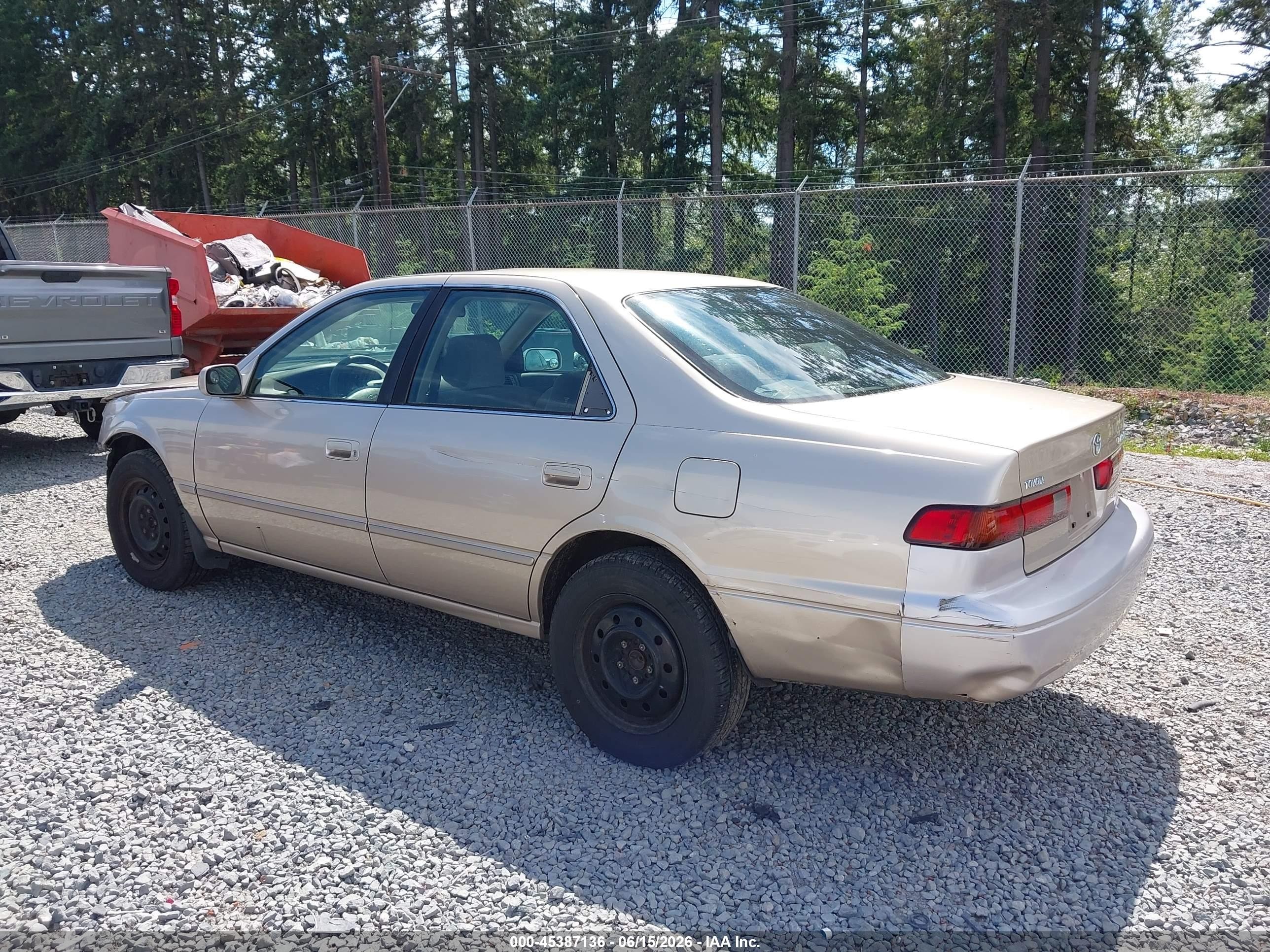 1999 Toyota Camry Le Gold vin: JT2BG28K0X0317415