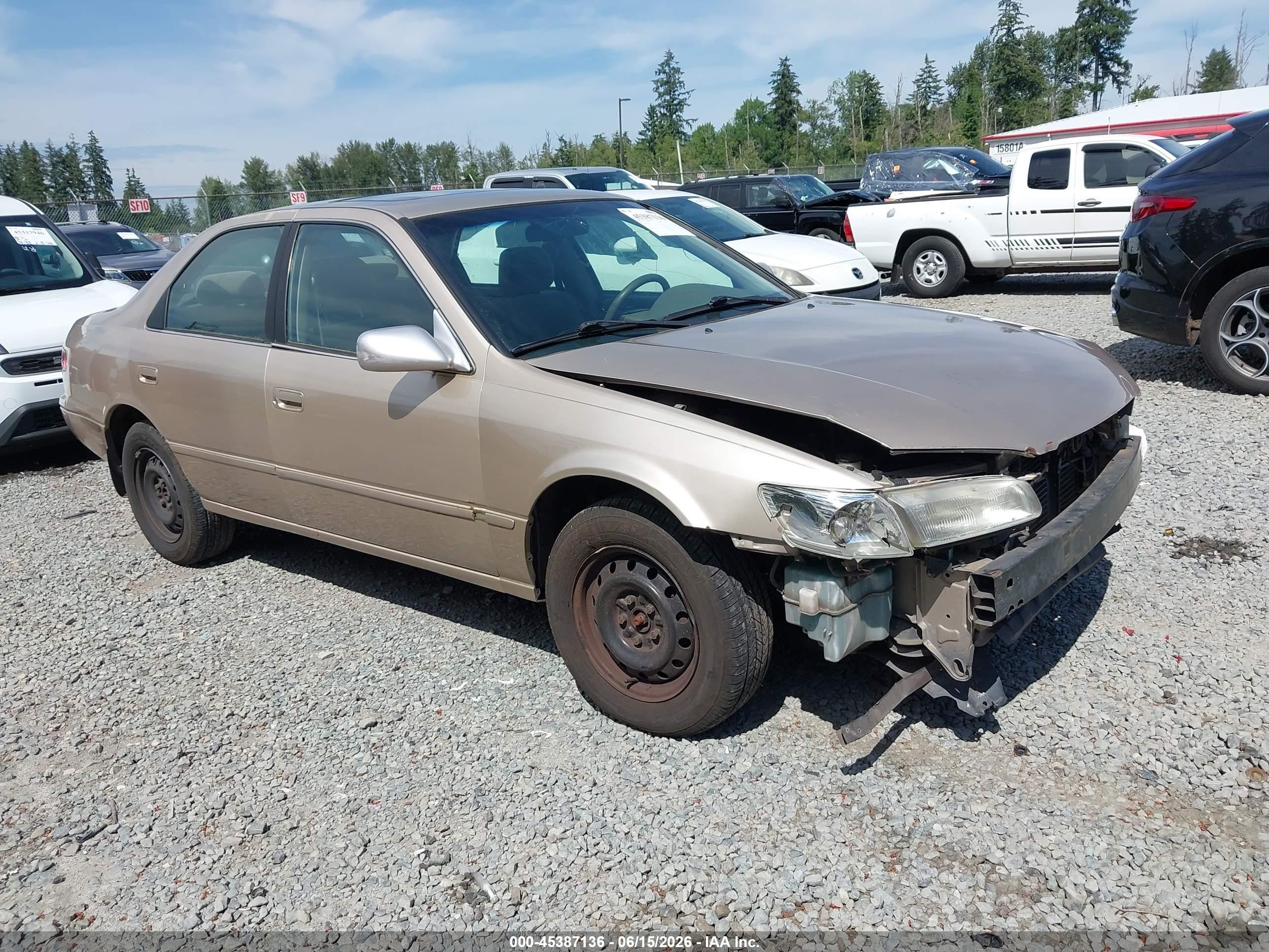 1999 Toyota Camry Le Gold vin: JT2BG28K0X0317415