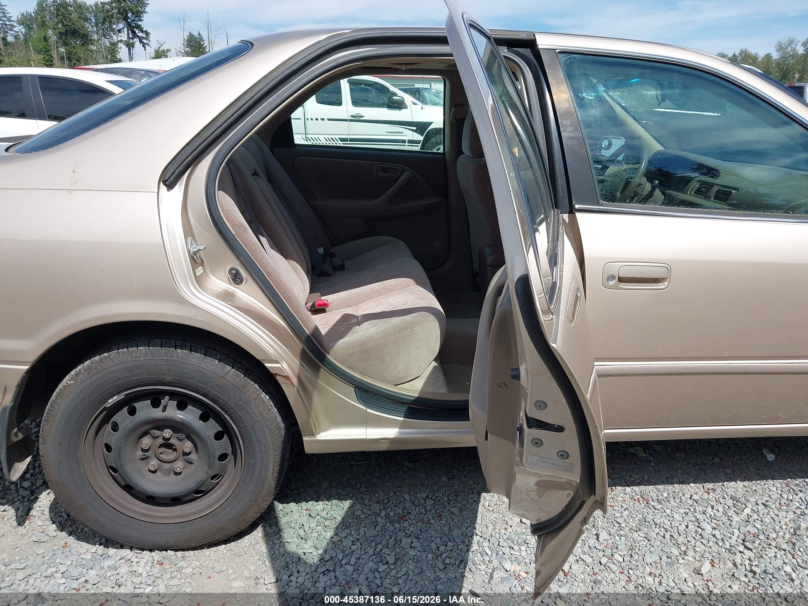 1999 Toyota Camry Le Gold vin: JT2BG28K0X0317415