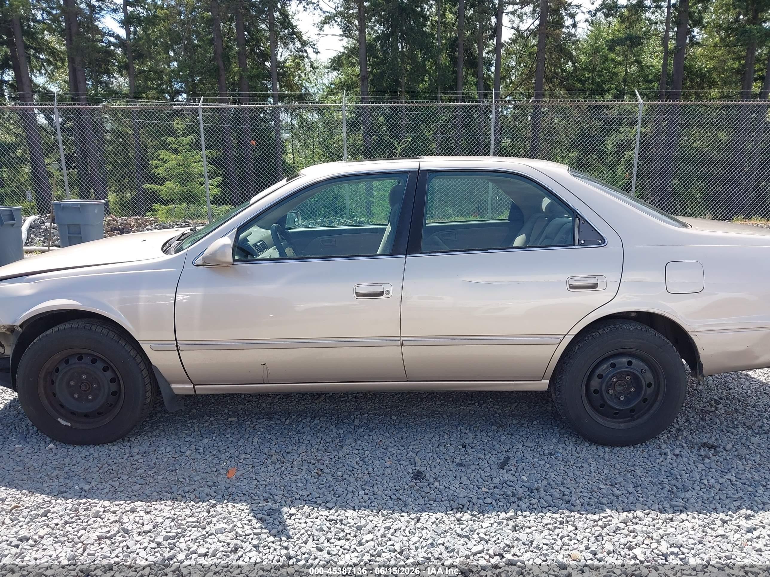 1999 Toyota Camry Le Gold vin: JT2BG28K0X0317415
