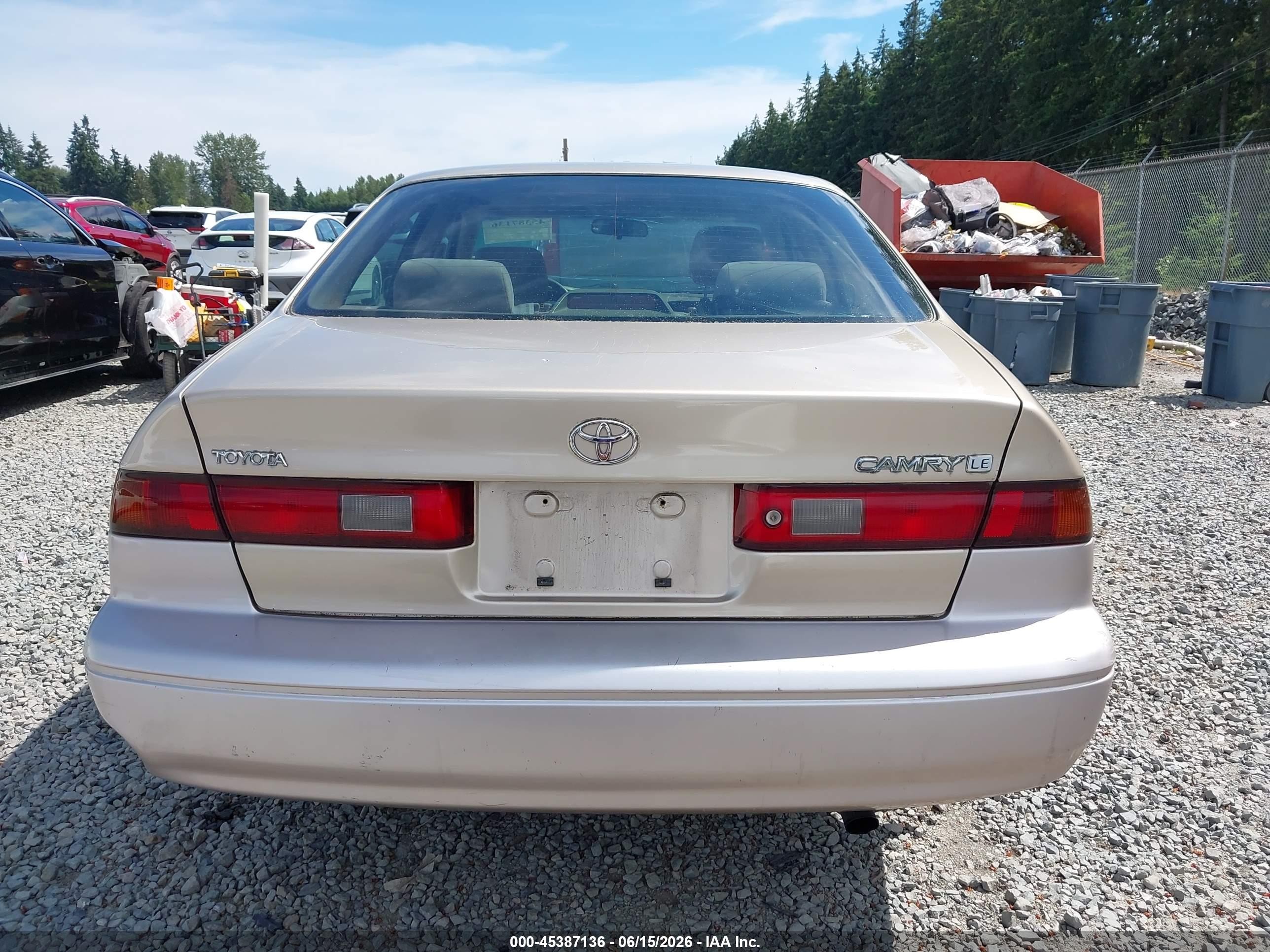 1999 Toyota Camry Le Gold vin: JT2BG28K0X0317415