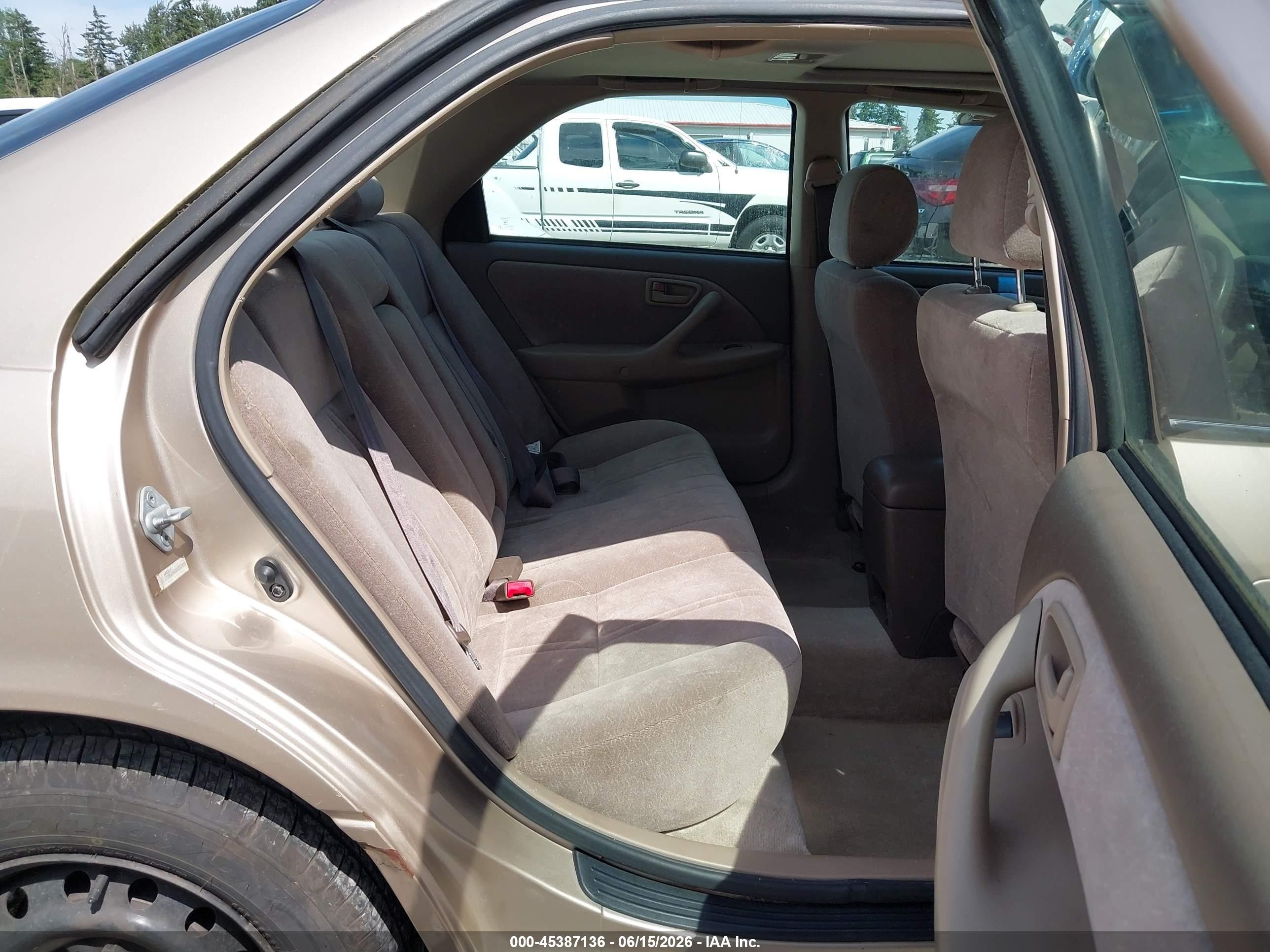 1999 Toyota Camry Le Gold vin: JT2BG28K0X0317415