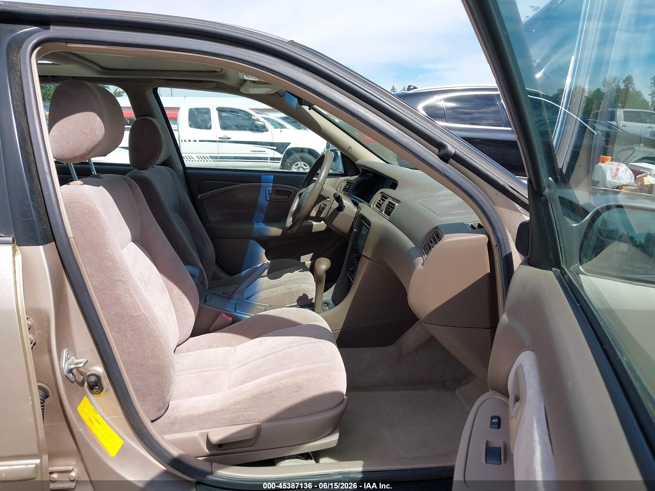 1999 Toyota Camry Le Gold vin: JT2BG28K0X0317415