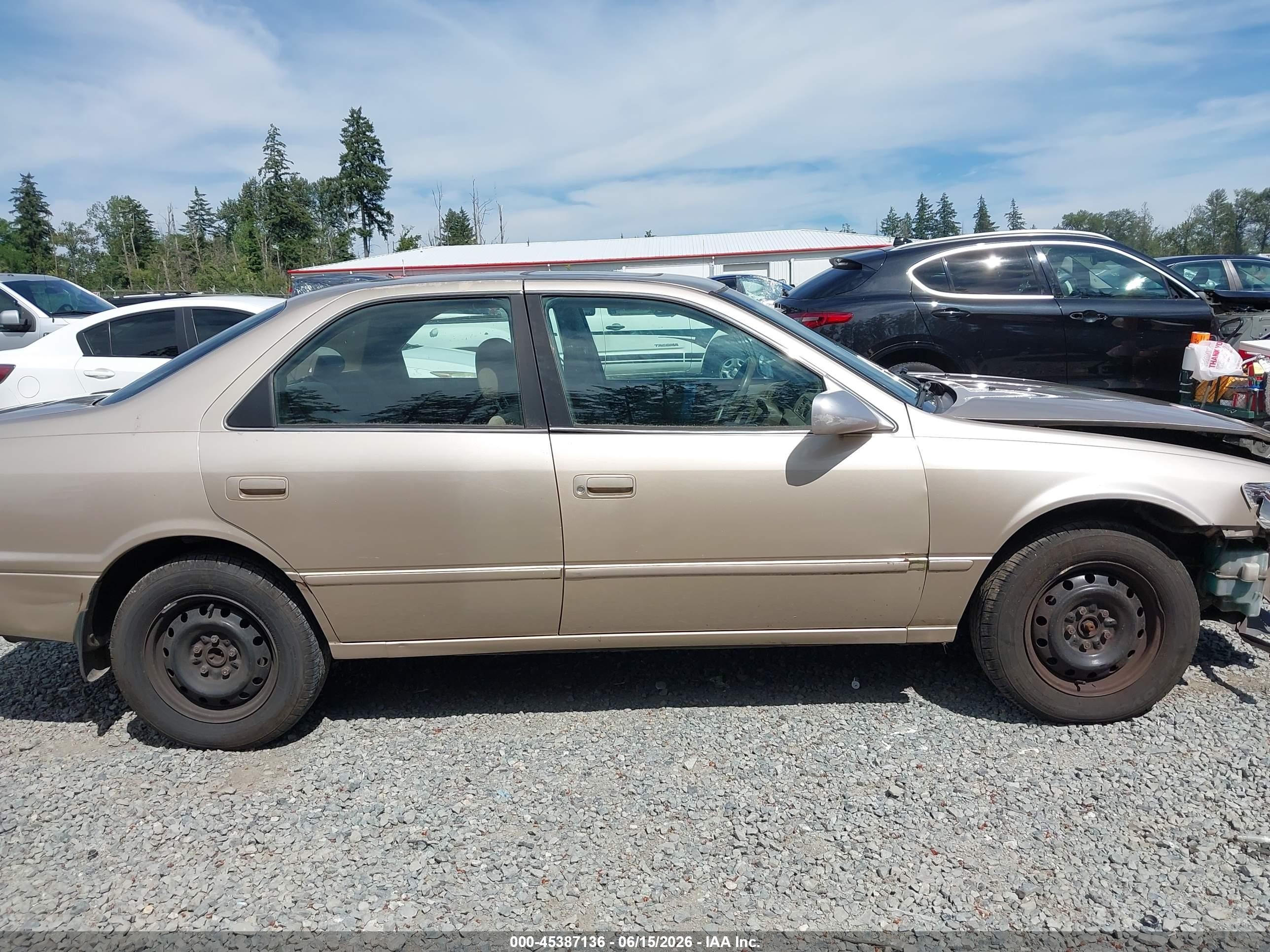 1999 Toyota Camry Le Gold vin: JT2BG28K0X0317415